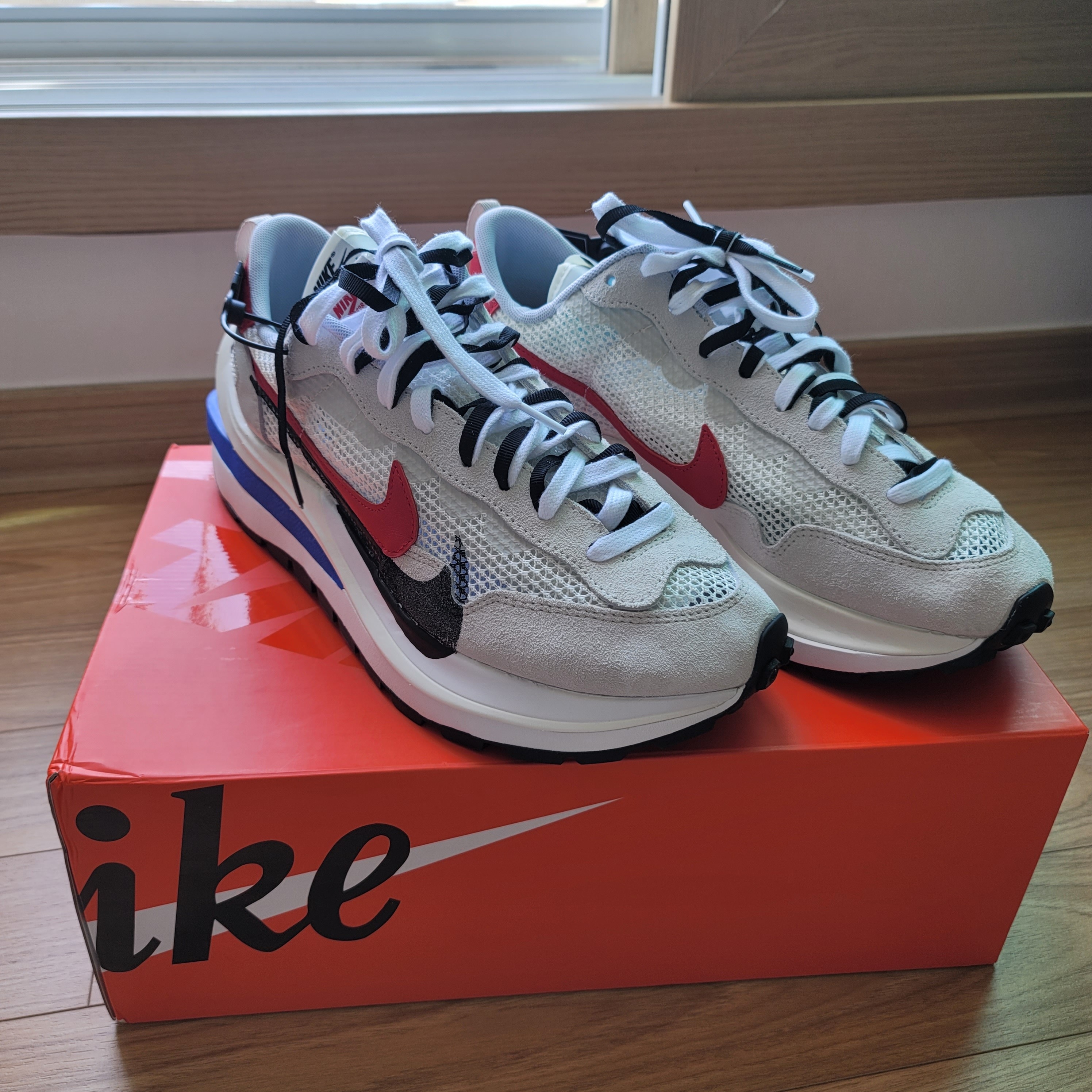 Nike x Sacai VaporWaffle Royal Fuchsia 착용 스타일 - 2