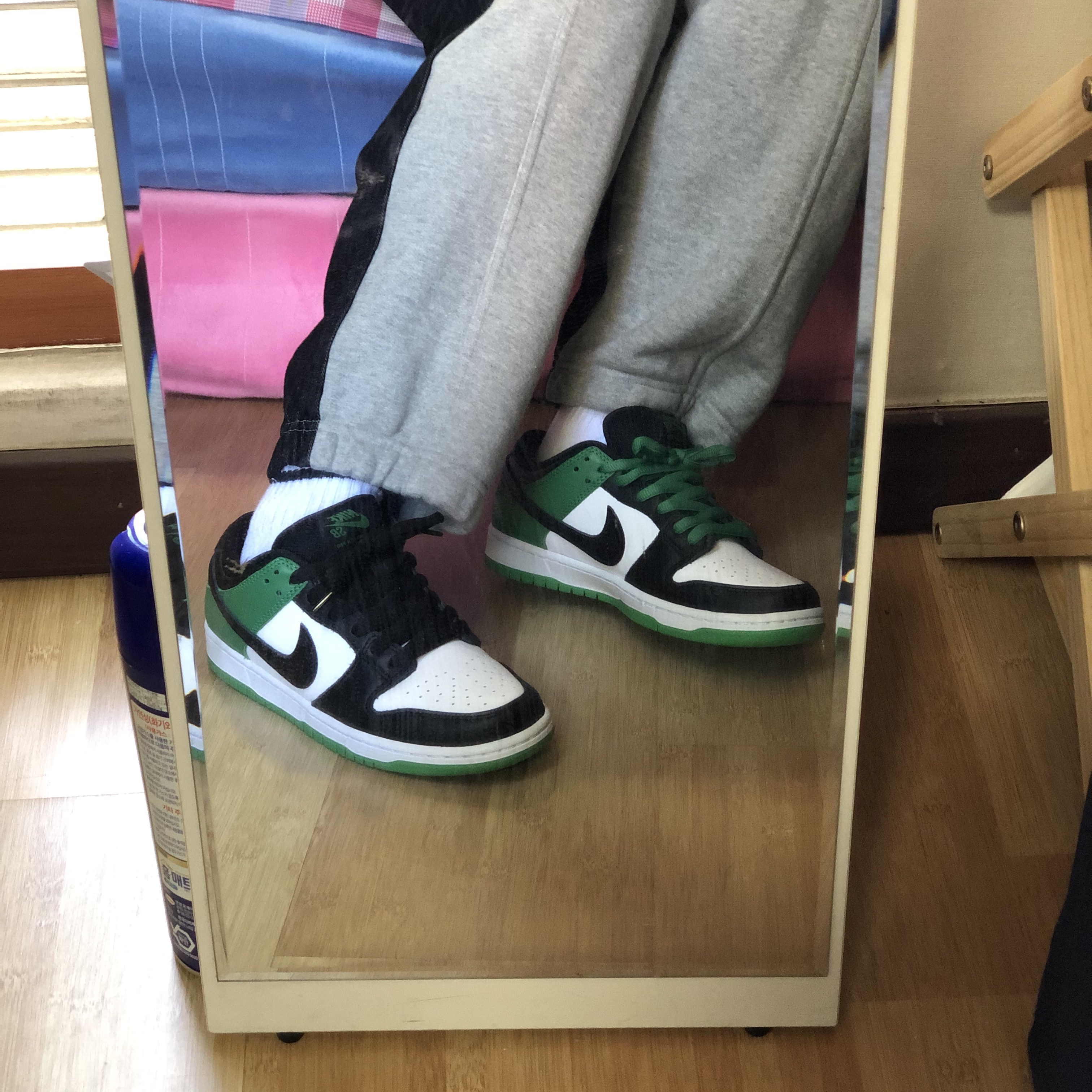 Nike SB Dunk Low Pro Black and Classic Green 착용 스타일 - 2