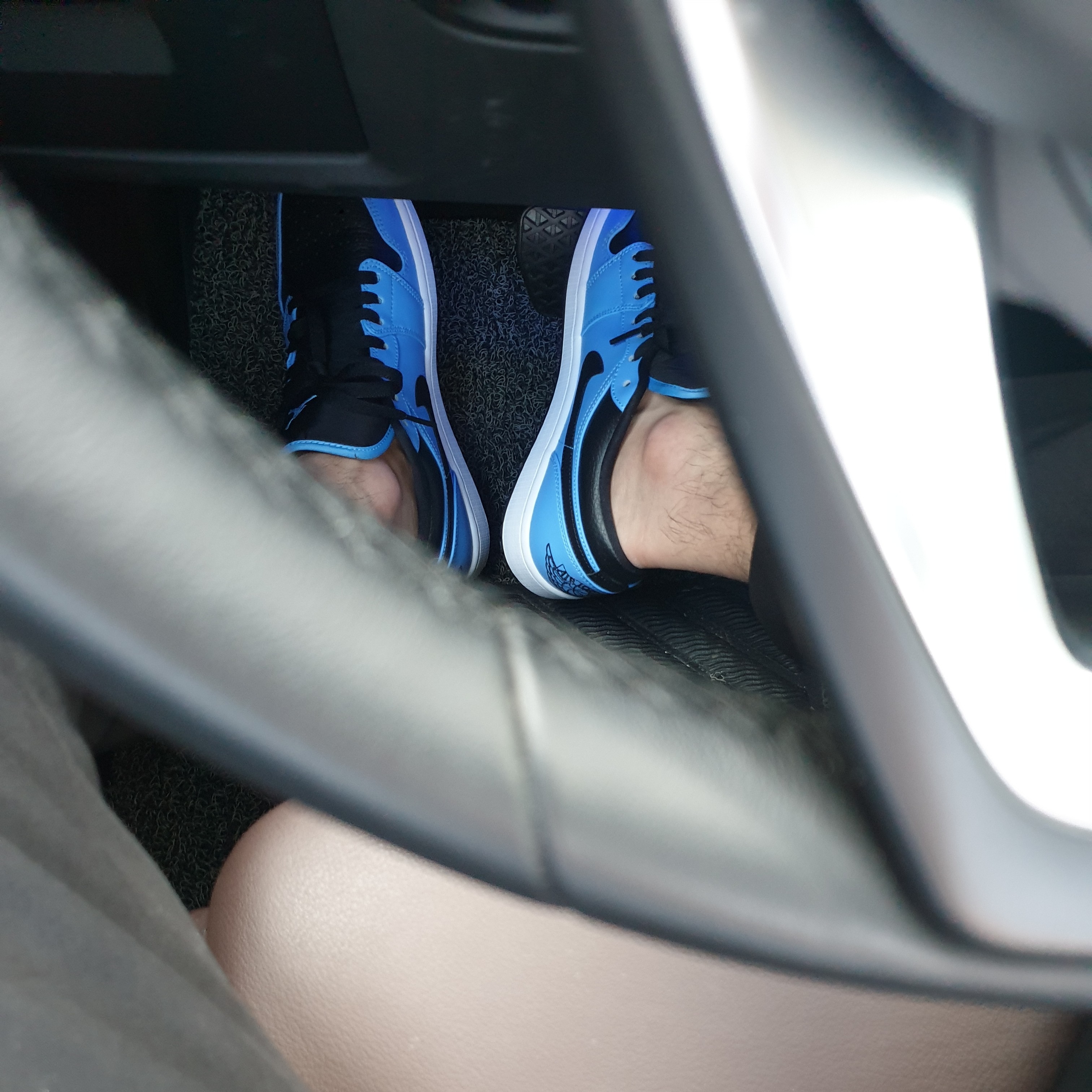 Jordan 1 Low University Blue Black 착용 스타일