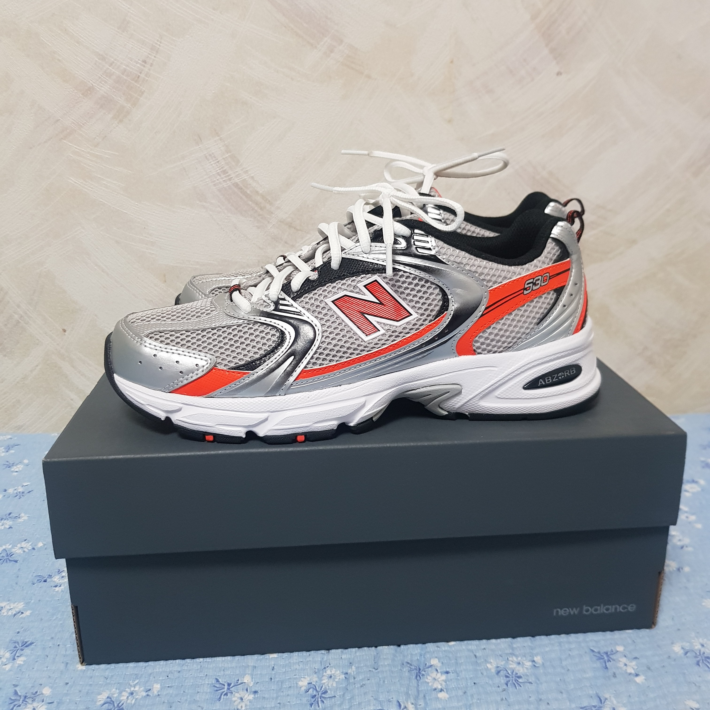 New Balance 530 Metal Orange 착용 스타일
