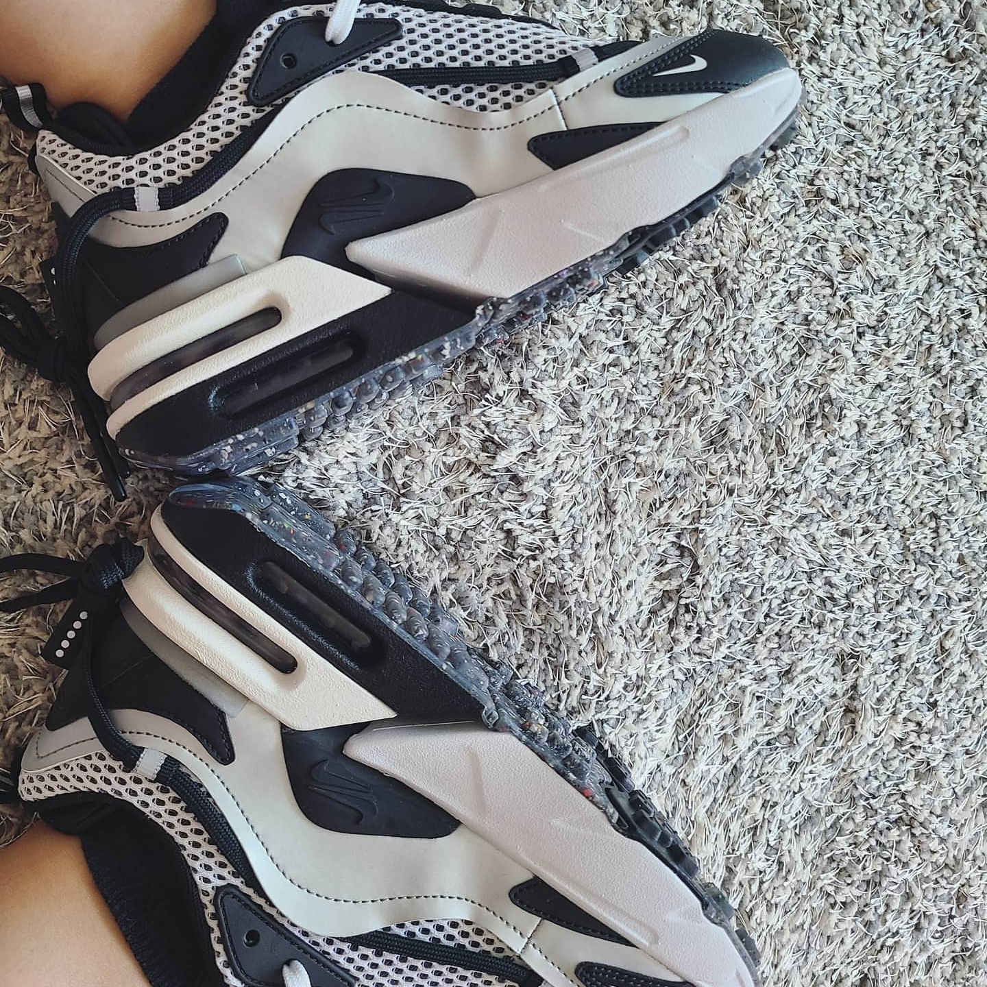 (W) Nike Air Max Furyosa Silver and Black 착용 스타일 - 4