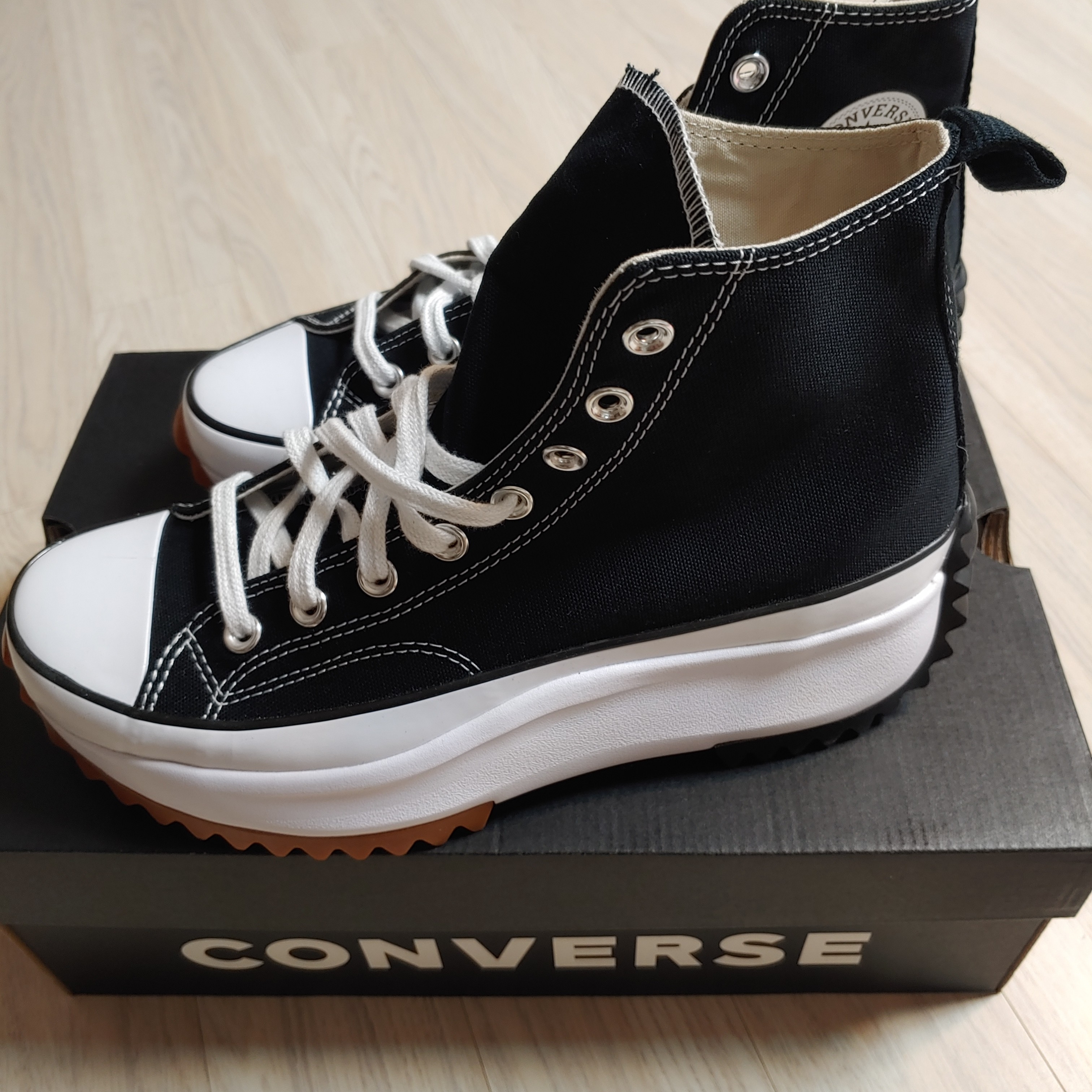 Converse Run Star Hike Hi Black White Gum 착용 스타일 - 2