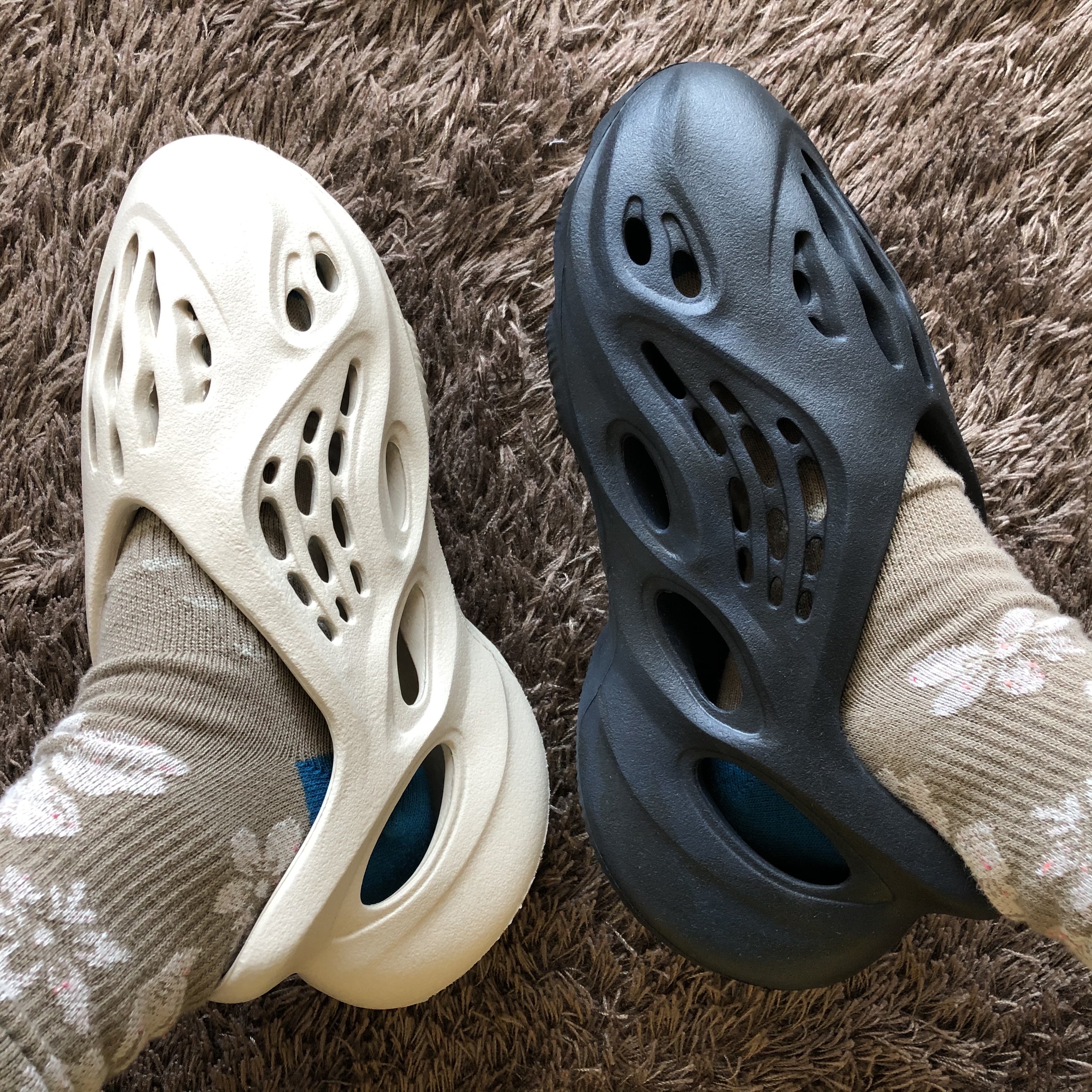 Adidas Yeezy Foam RNNR Sand, Adidas Yeezy Foam RNNR Mineral Blue 착용 스타일 - 1