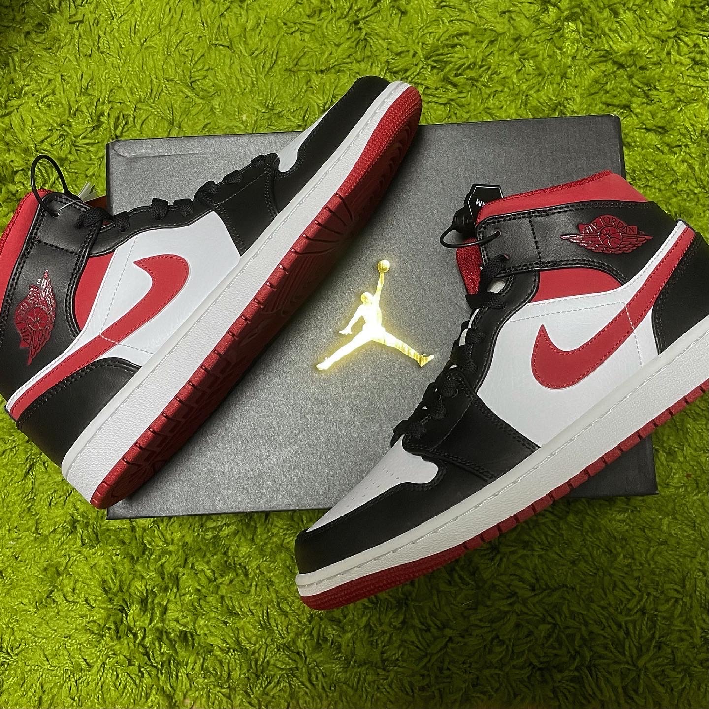 Jordan 1 Mid Gym Red Black White 착용 스타일 - 2
