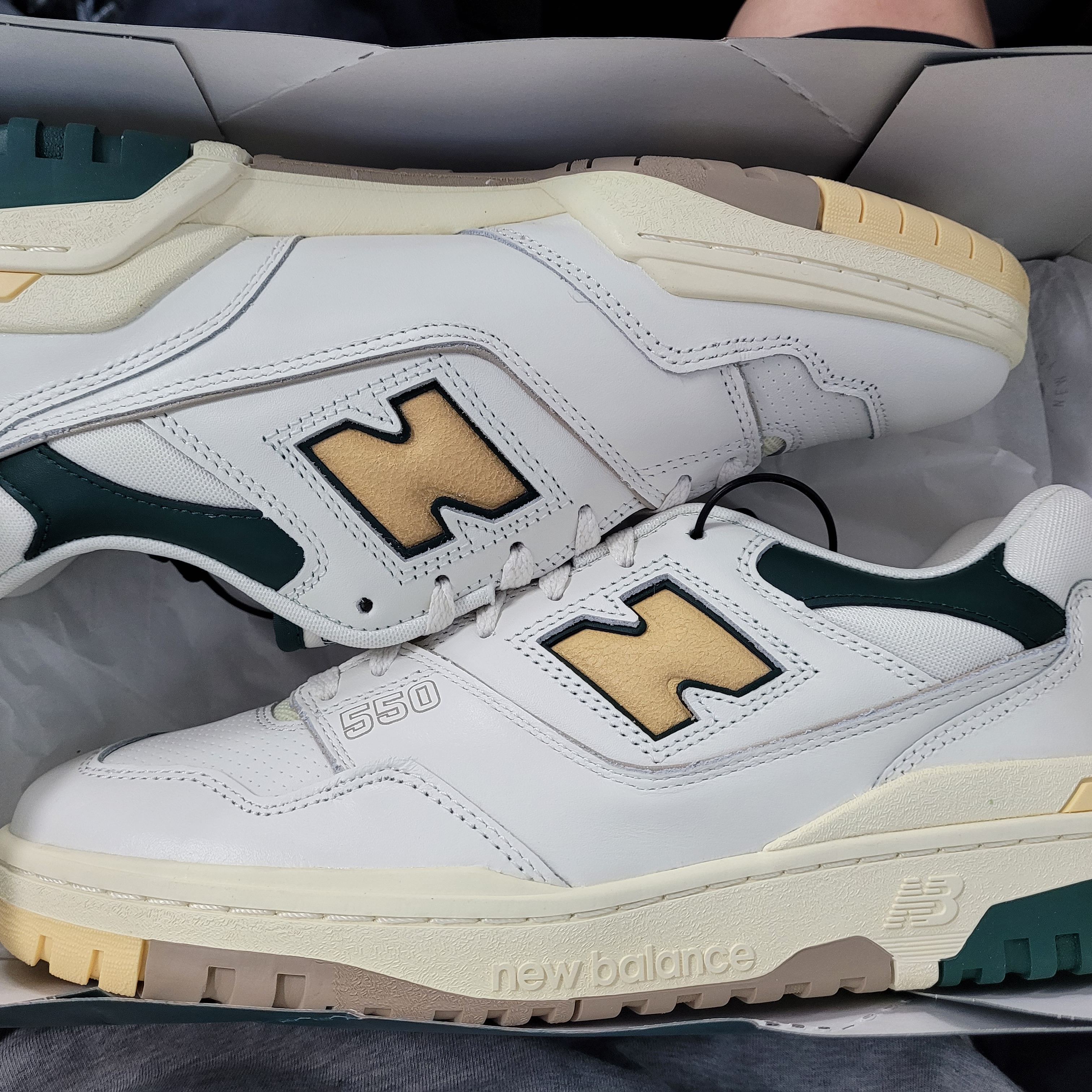 New Balance x Aime Leon Dore 550 Green Yellow 착용 스타일 - 2