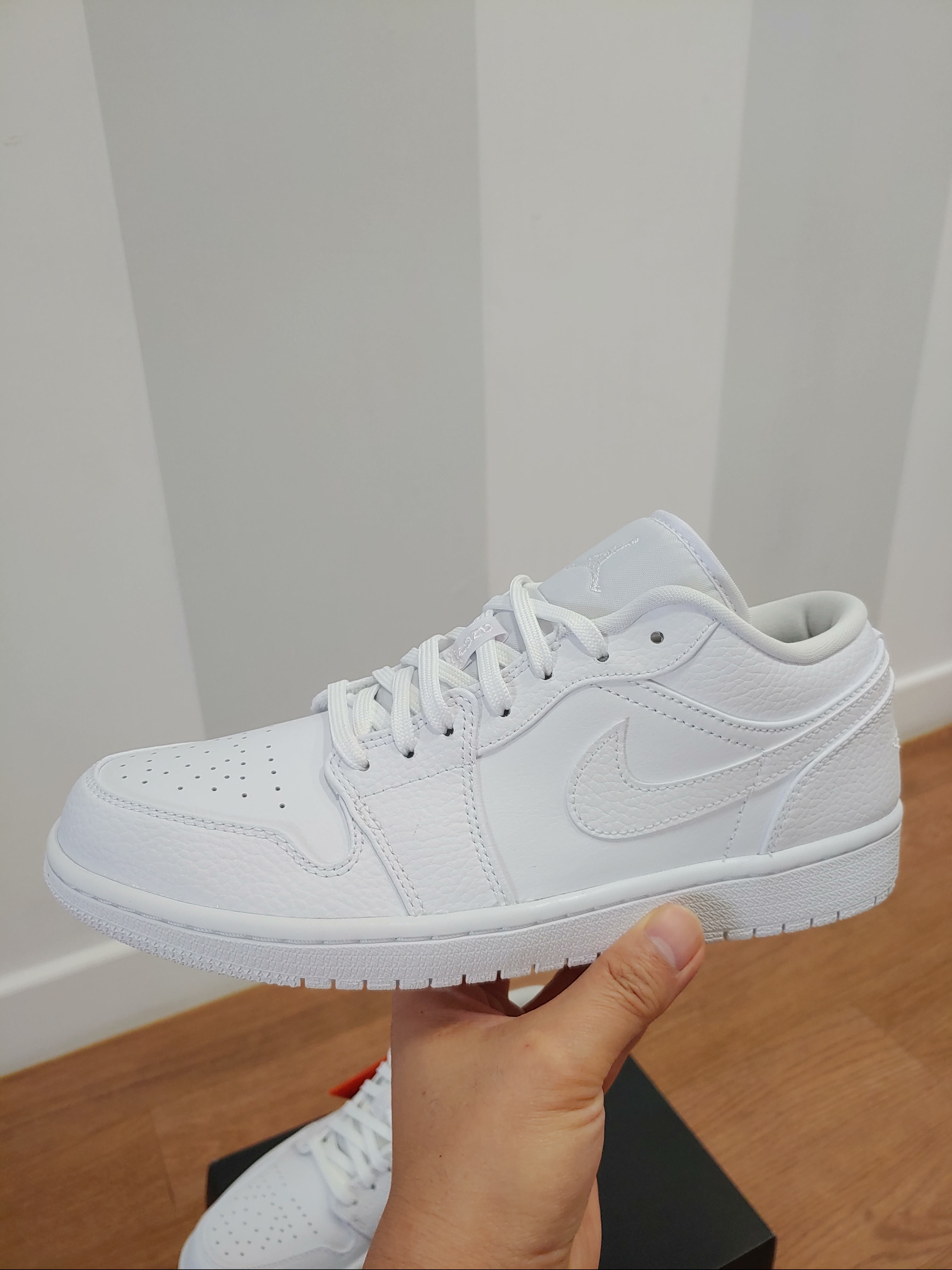 Jordan 1 Low Triple White Tumbled Leather 2020 착용 스타일 - 2