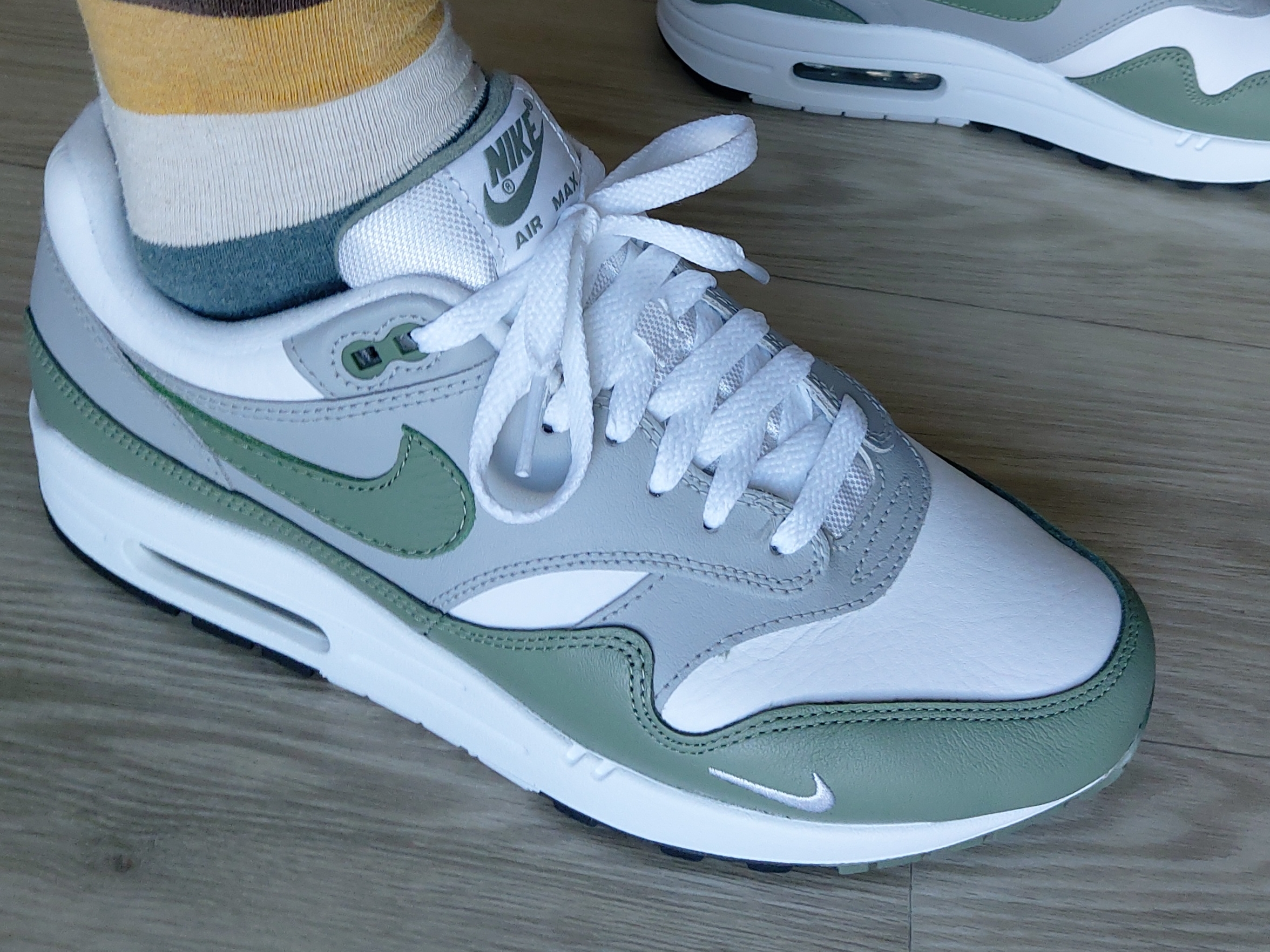 Nike Air Max 1 Premium Spiral Sage 착용 스타일 - 3
