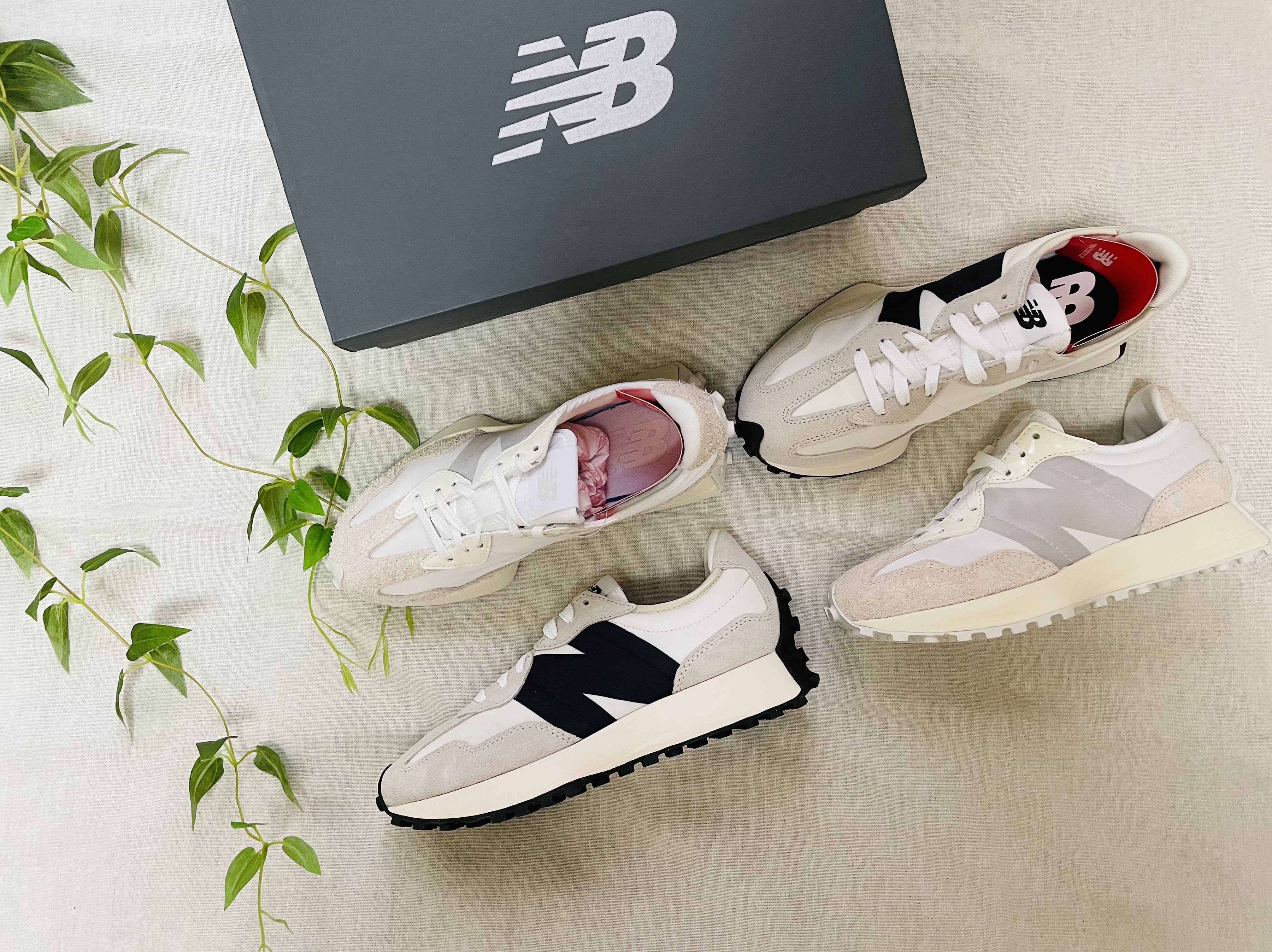(W) New Balance 327 White Moonbeam, New Balance 327 White Black 착용 스타일 - 1