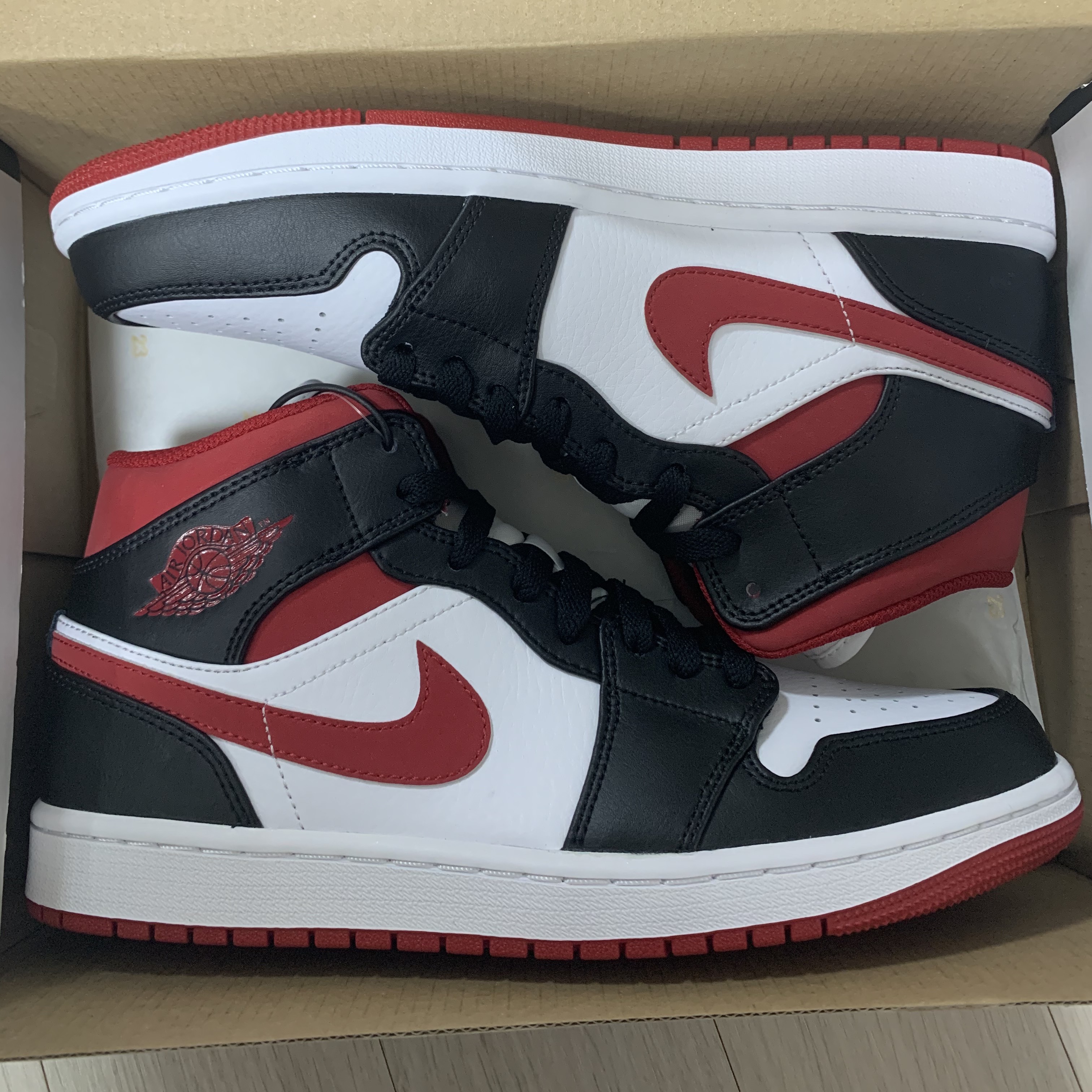 Jordan 1 Mid Gym Red Black White 착용 스타일 - 3