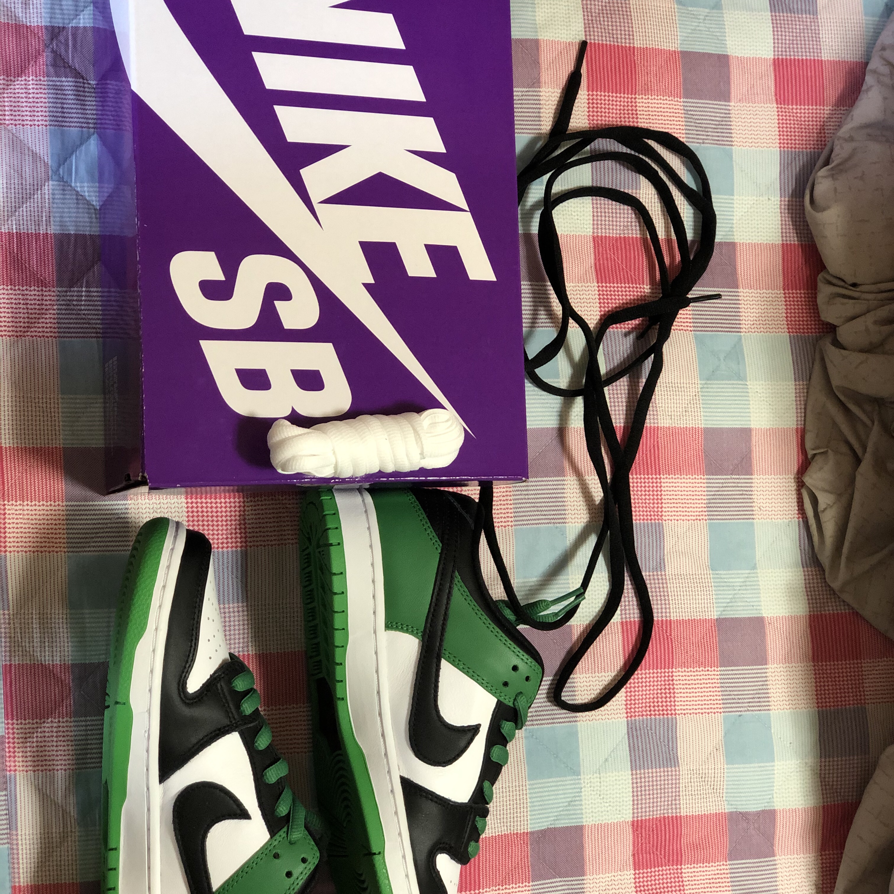 Nike SB Dunk Low Pro Black and Classic Green 착용 스타일 - 1