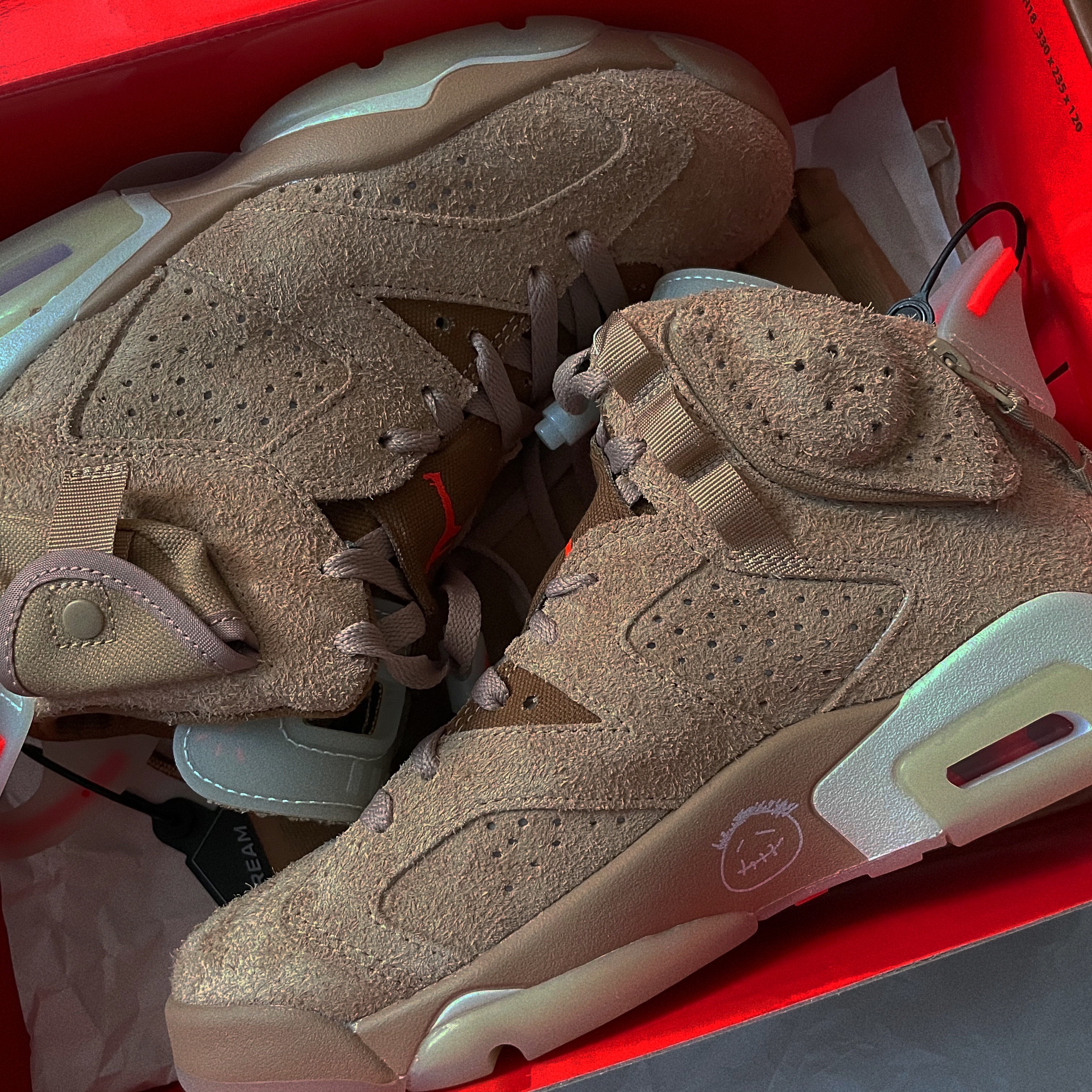 Jordan 6 x Travis Scott Retro SP British Khaki 착용 스타일