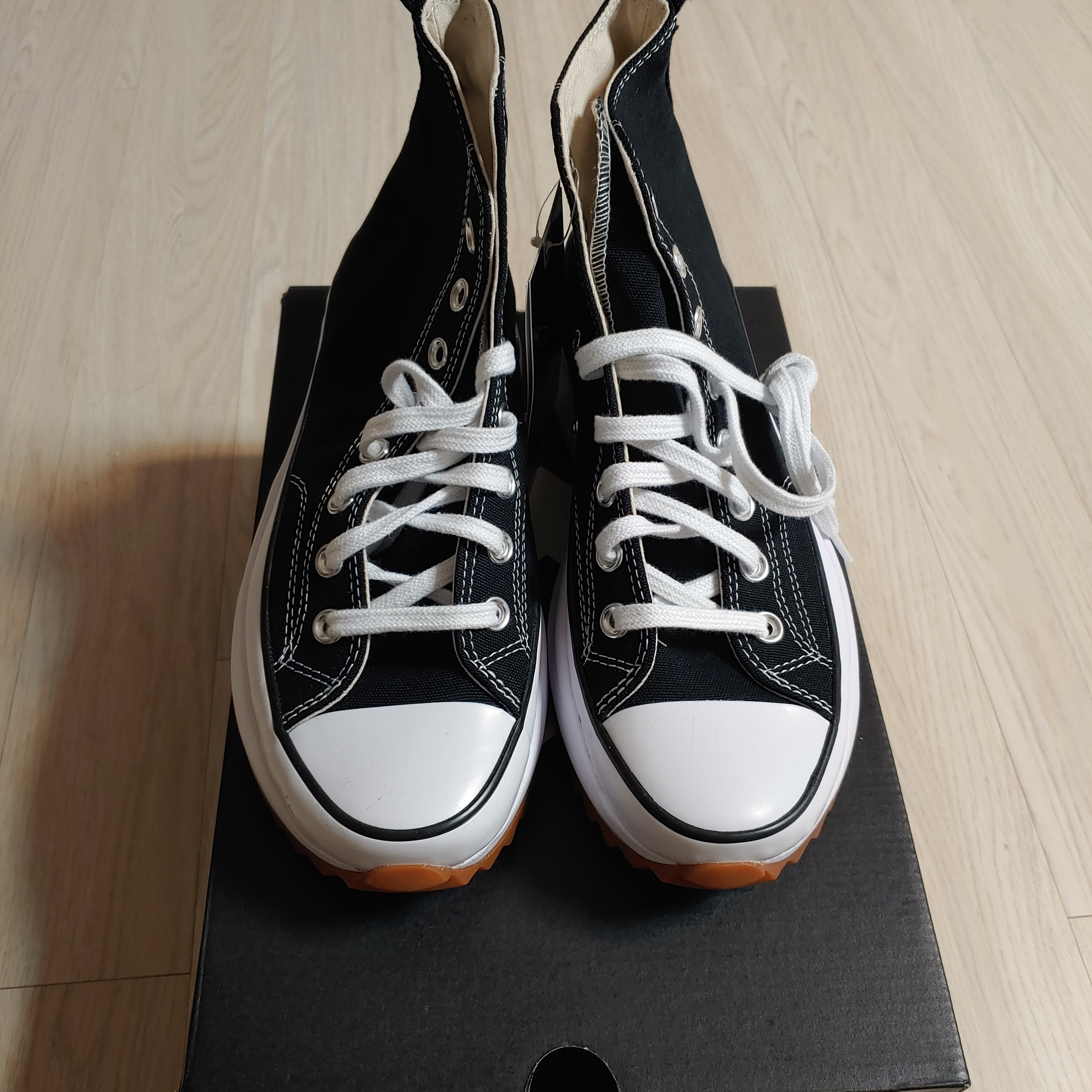 Converse Run Star Hike Hi Black White Gum 착용 스타일 - 1