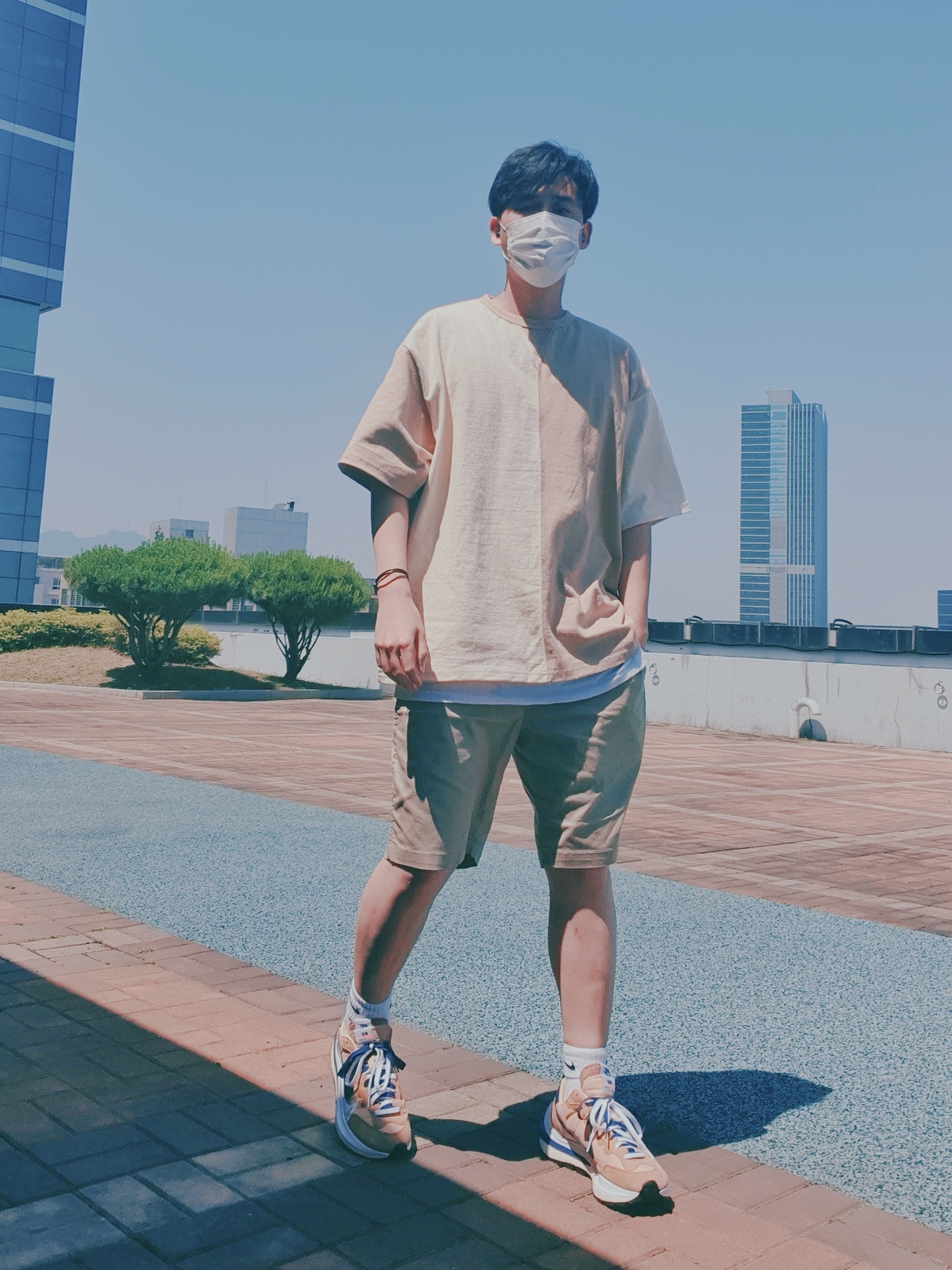 Nike x Sacai VaporWaffle Sesame and Blue Void 착용 스타일