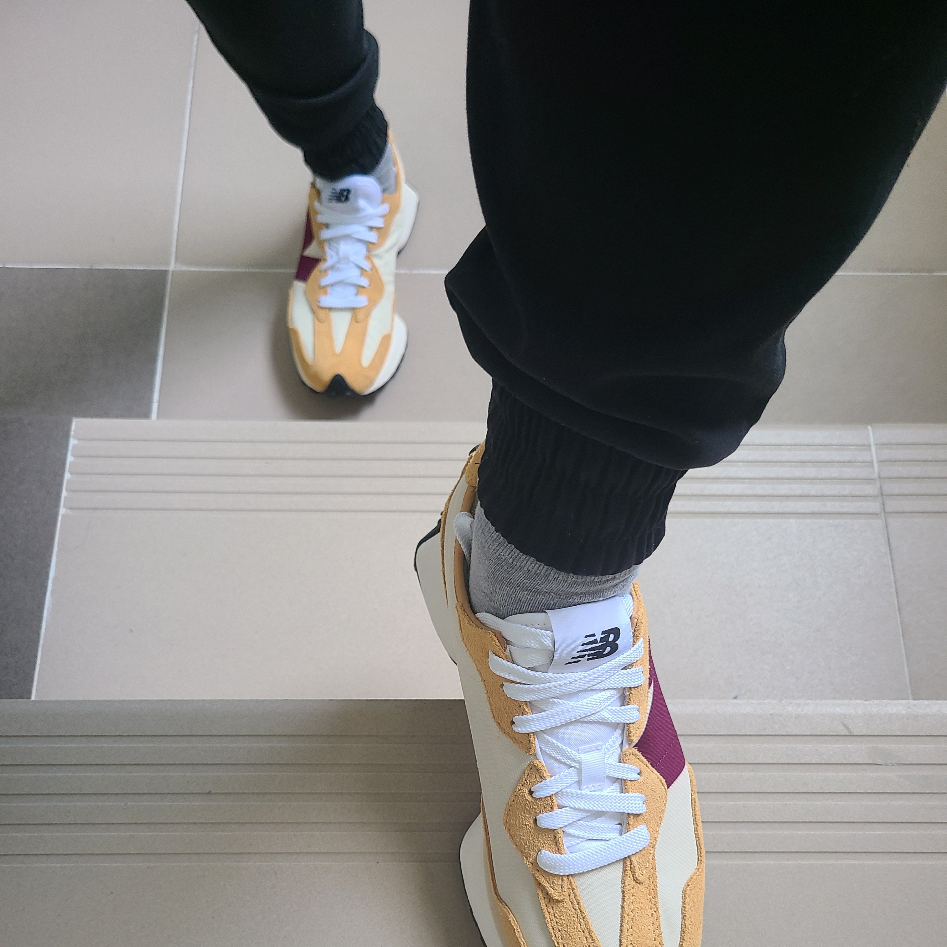 New Balance 327 Moonbeam Ghost Pepper 착용 스타일 - 5