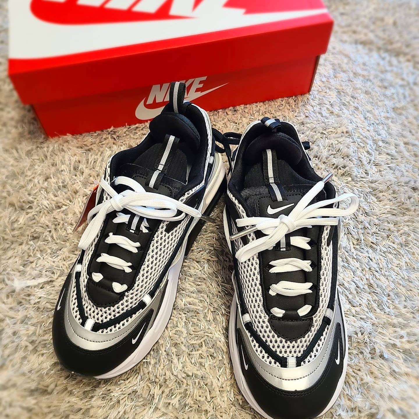 (W) Nike Air Max Furyosa Silver and Black 착용 스타일 - 3