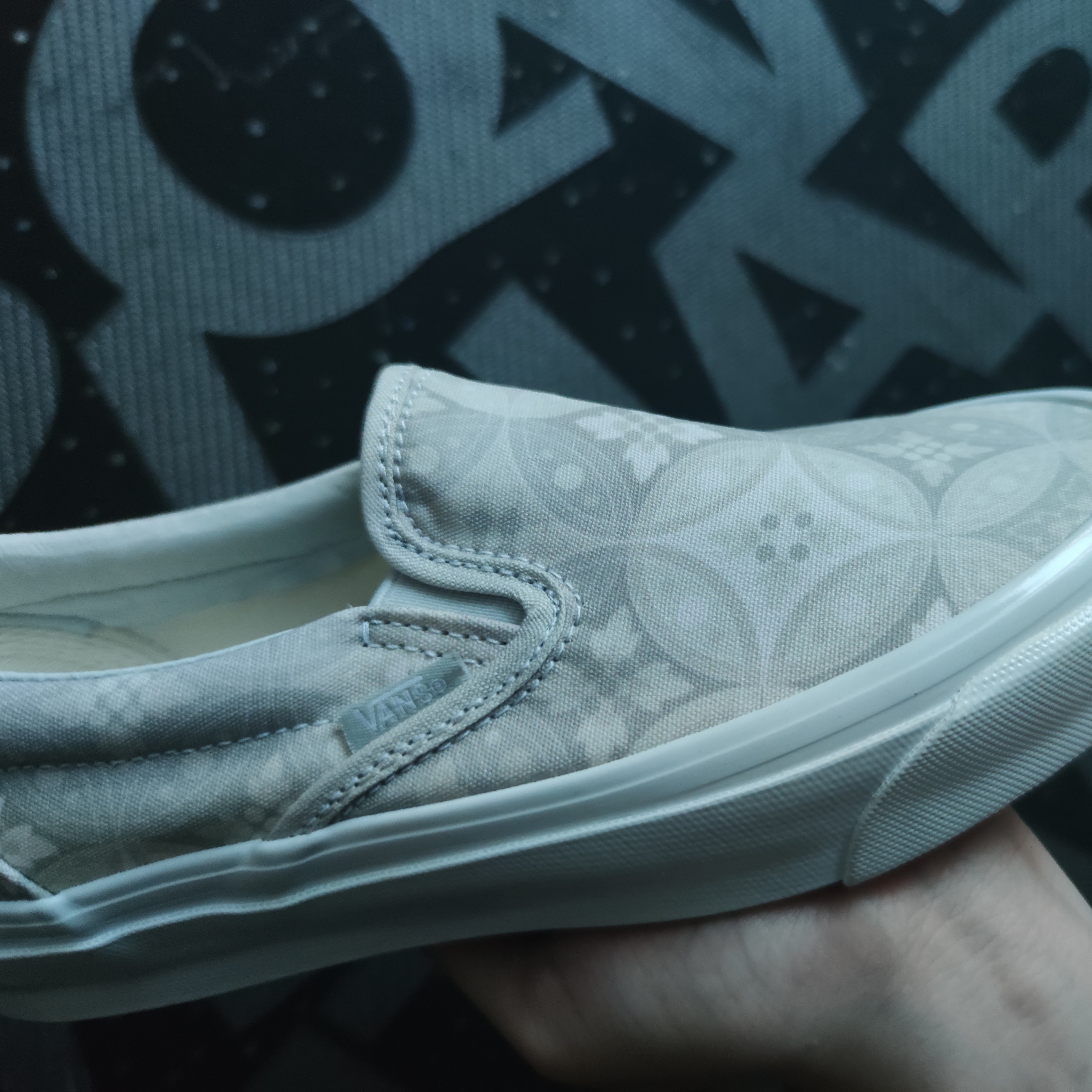 Vans Vault x Kith 10th Anniversary OG Classic Slip-On LX Gray Tile 착용 스타일 - 2