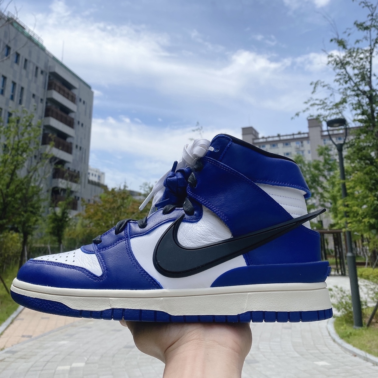 Nike x Ambush Dunk High Deep Royal Blue 착용 스타일 - 1