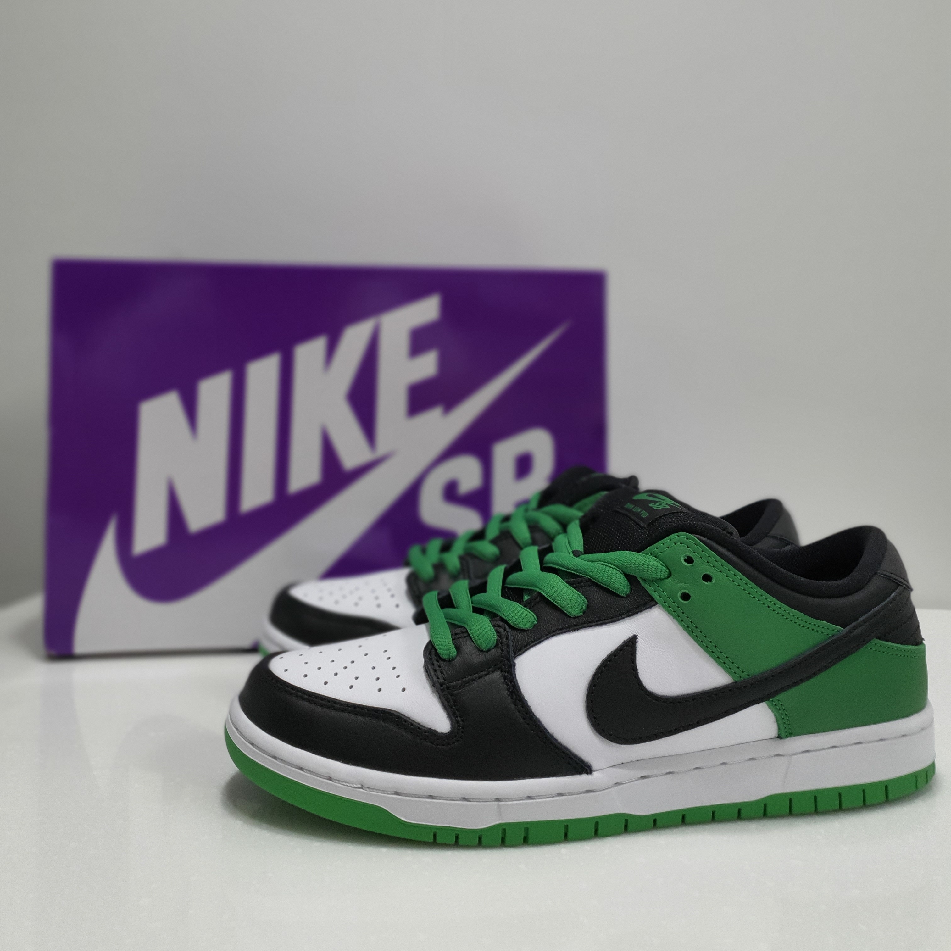Nike SB Dunk Low Pro Black and Classic Green 착용 스타일