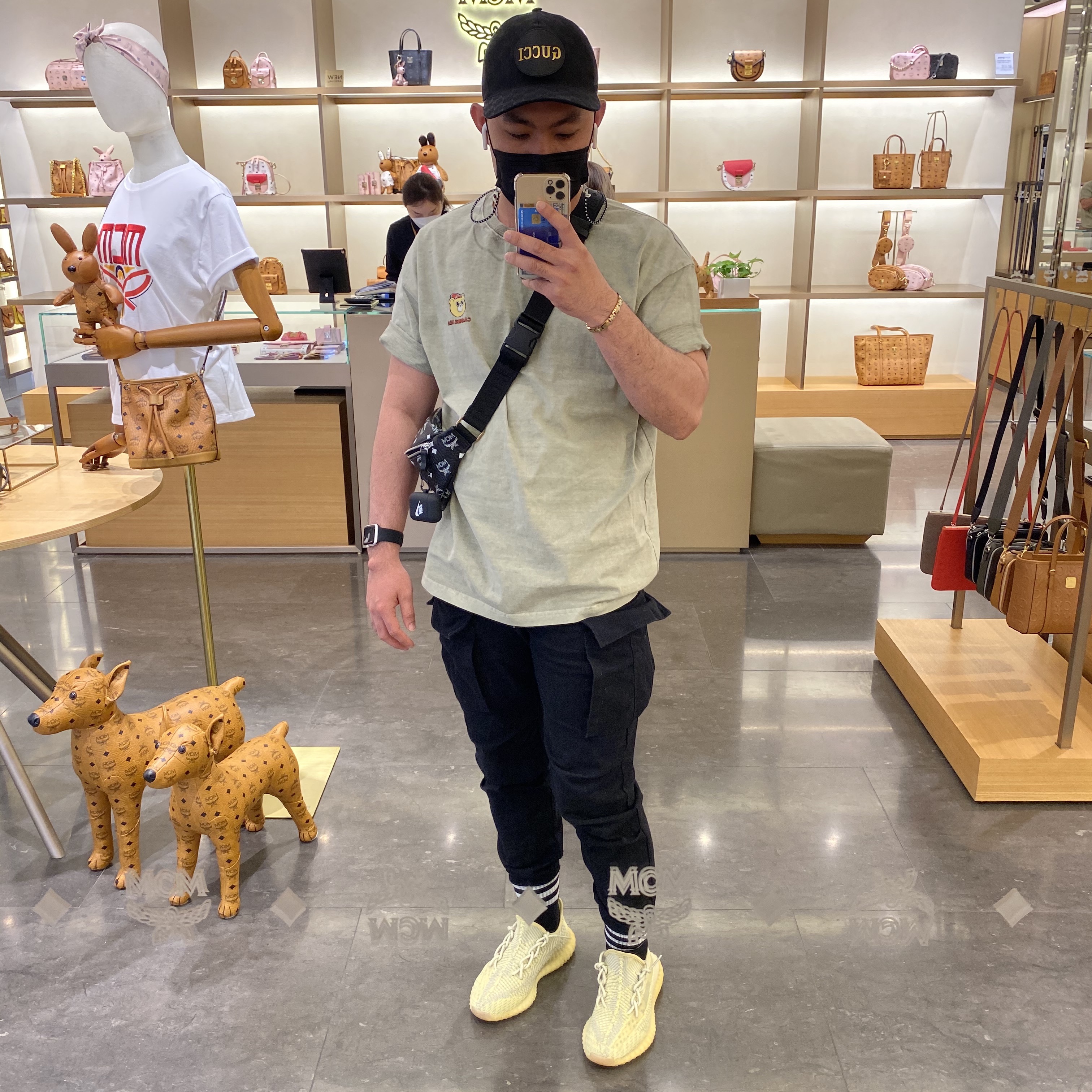 Adidas Yeezy Boost 350 V2 Antlia - Non-Reflective 착용 스타일