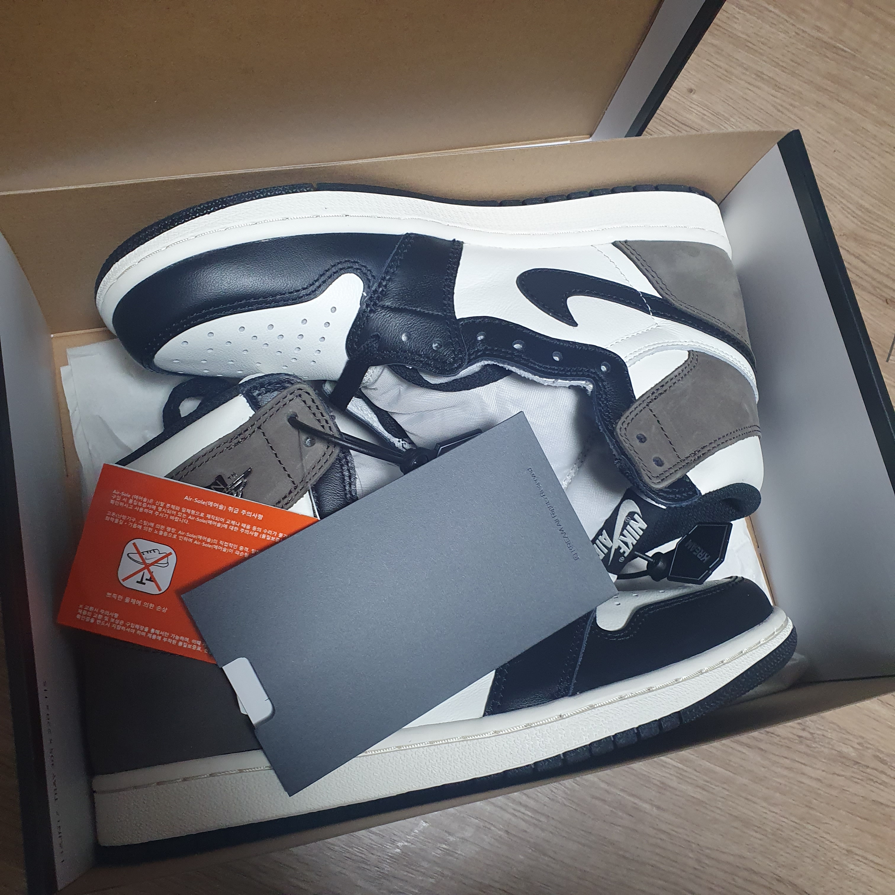 Jordan 1 Retro High OG Black Mocha 착용 스타일