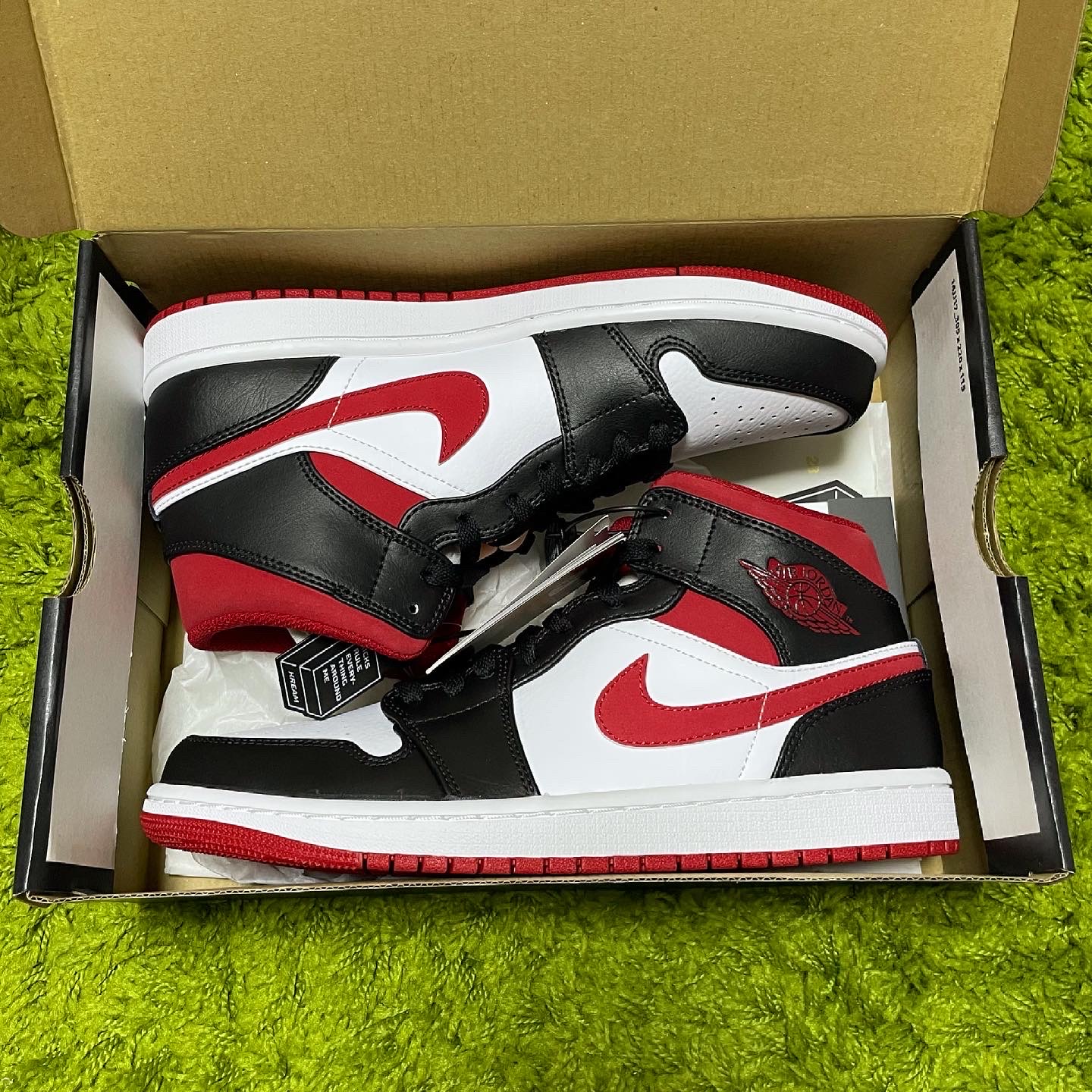 Jordan 1 Mid Gym Red Black White 착용 스타일 - 1