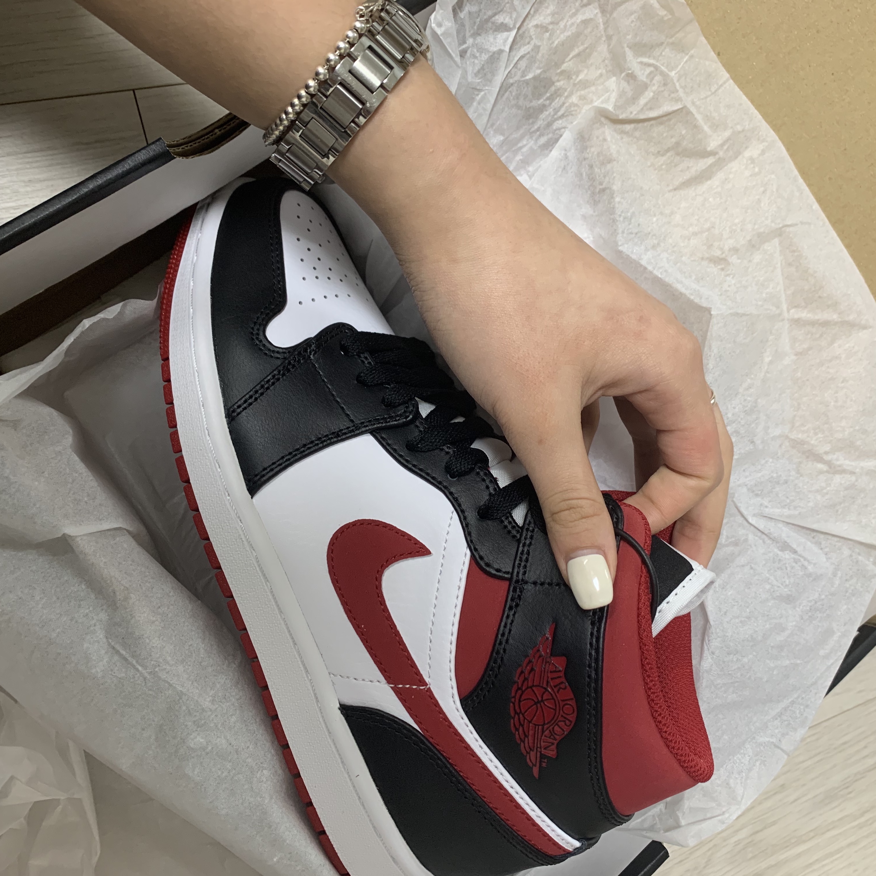 Jordan 1 Mid Gym Red Black White 착용 스타일 - 2