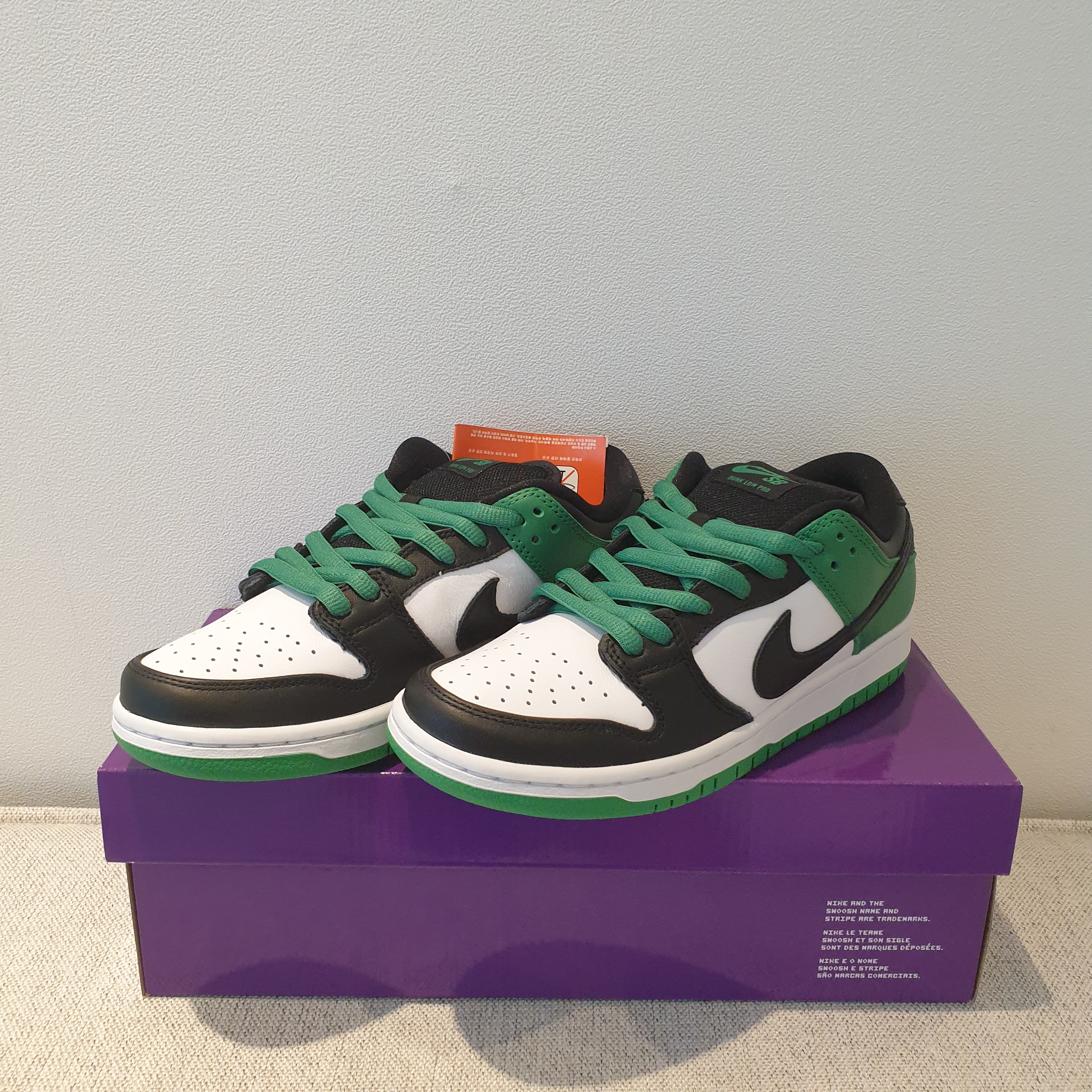 Nike SB Dunk Low Pro Black and Classic Green 착용 스타일