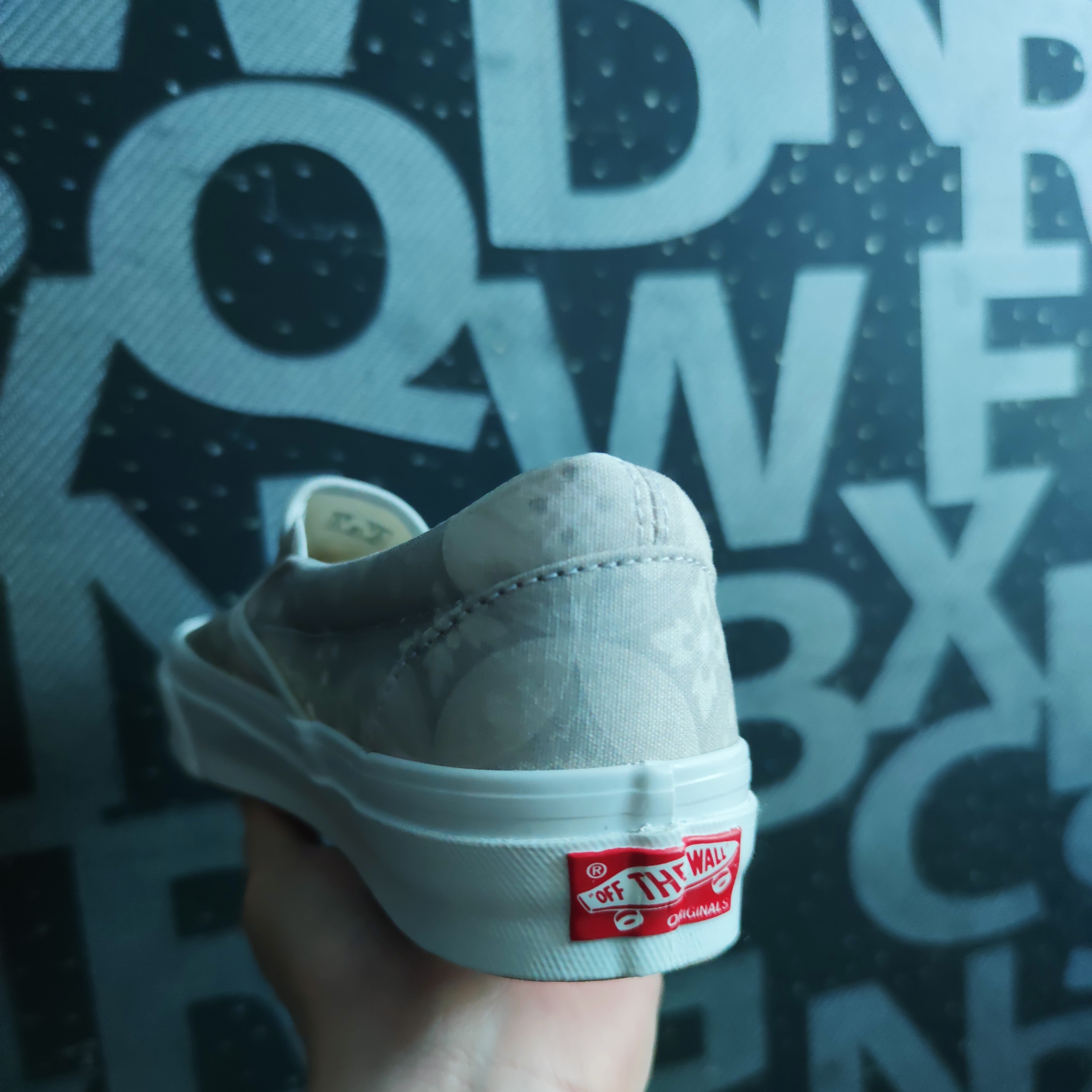Vans Vault x Kith 10th Anniversary OG Classic Slip-On LX Gray Tile 착용 스타일 - 5