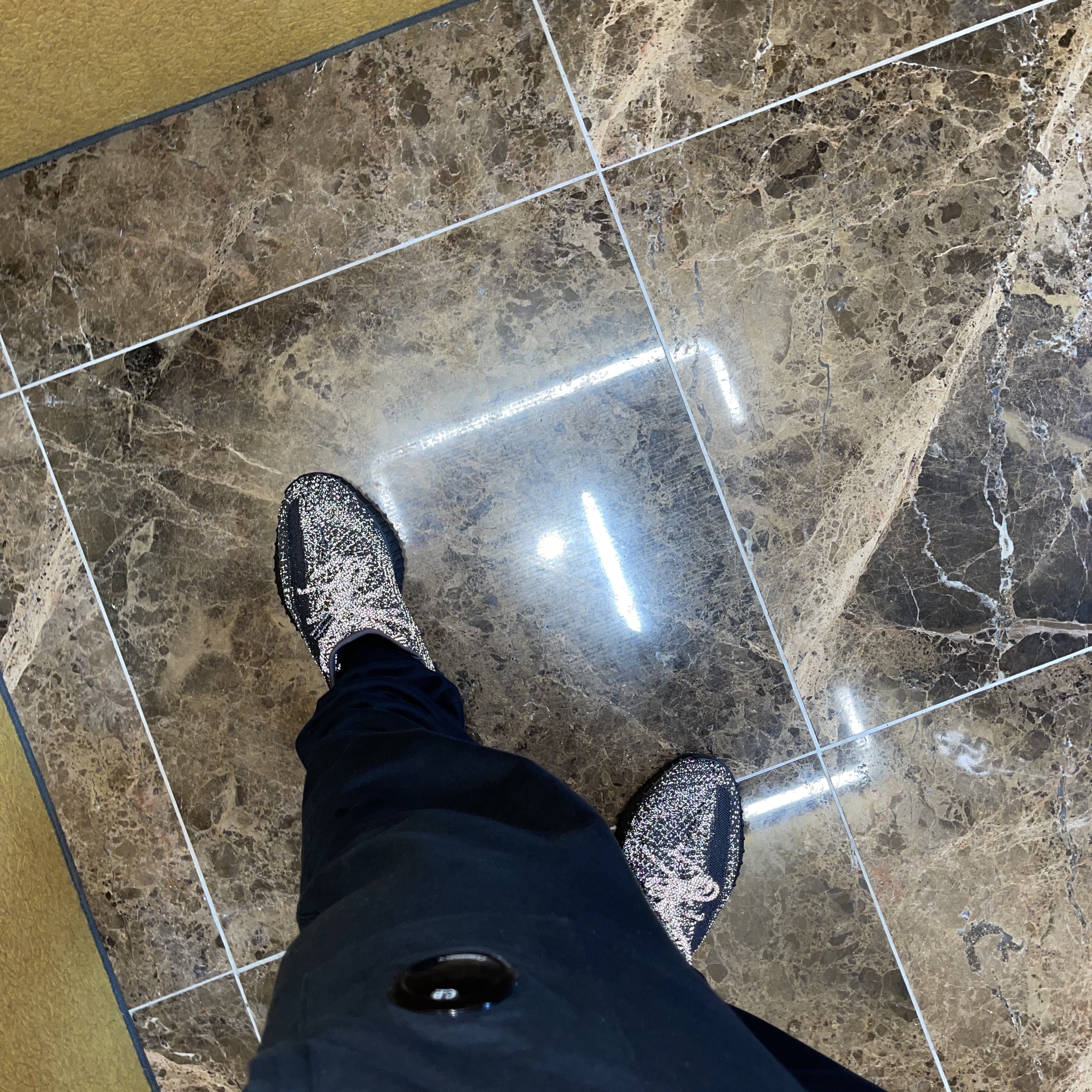 Adidas Yeezy Boost 350 V2 Black - Reflective 착용 스타일