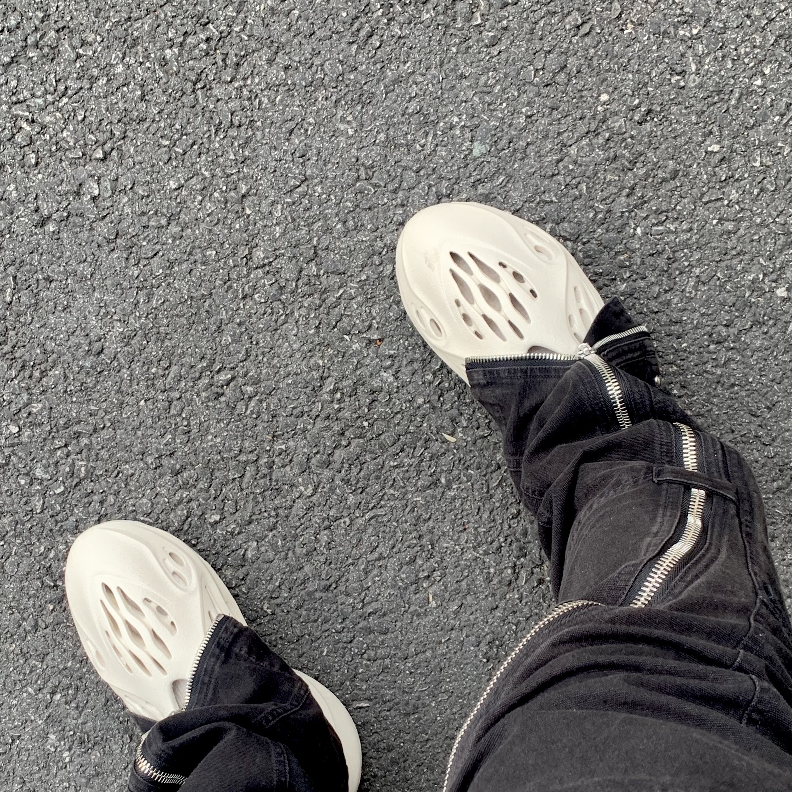 Adidas Yeezy Foam RNNR Sand 착용 스타일