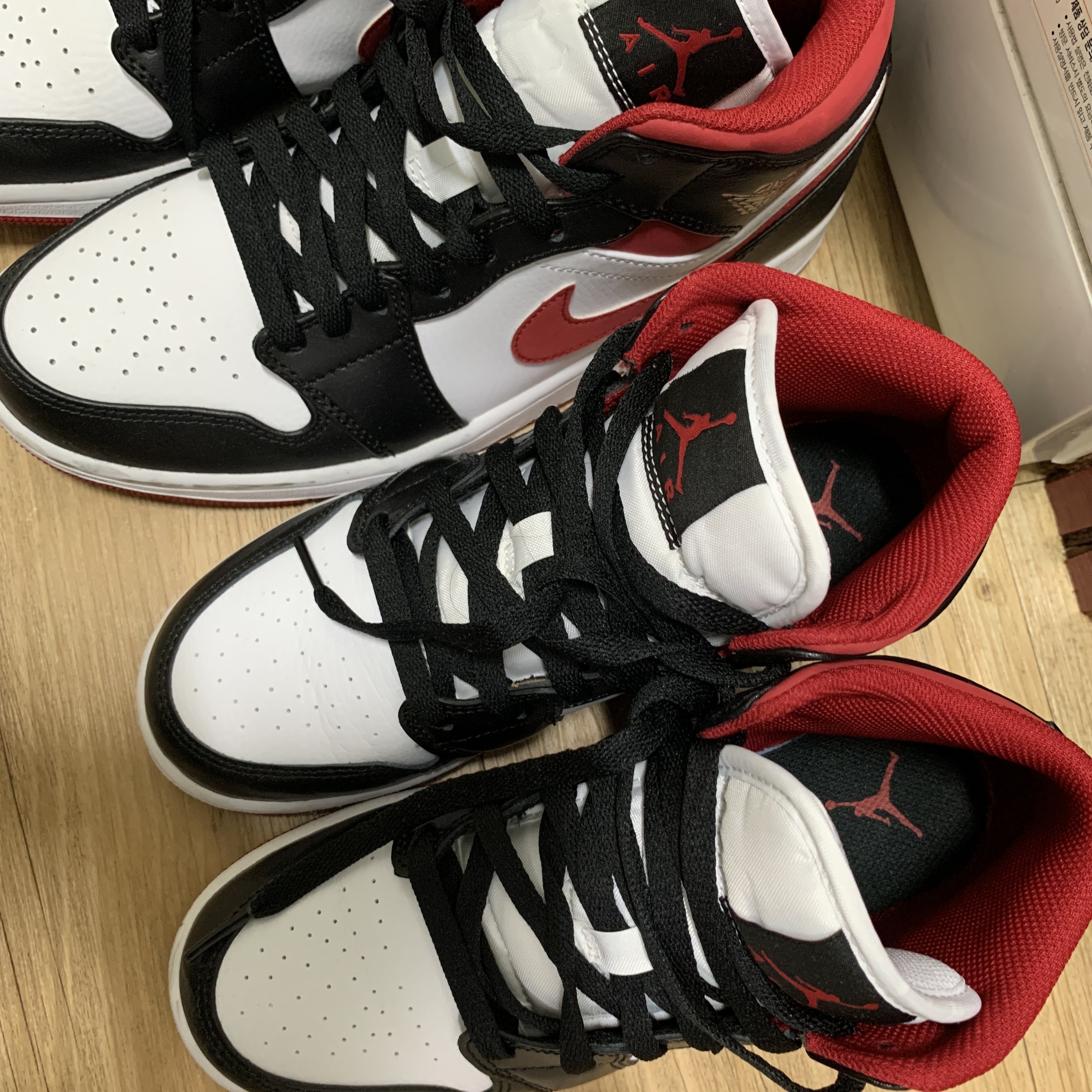 Jordan 1 Mid Gym Red Black White 착용 스타일 - 2