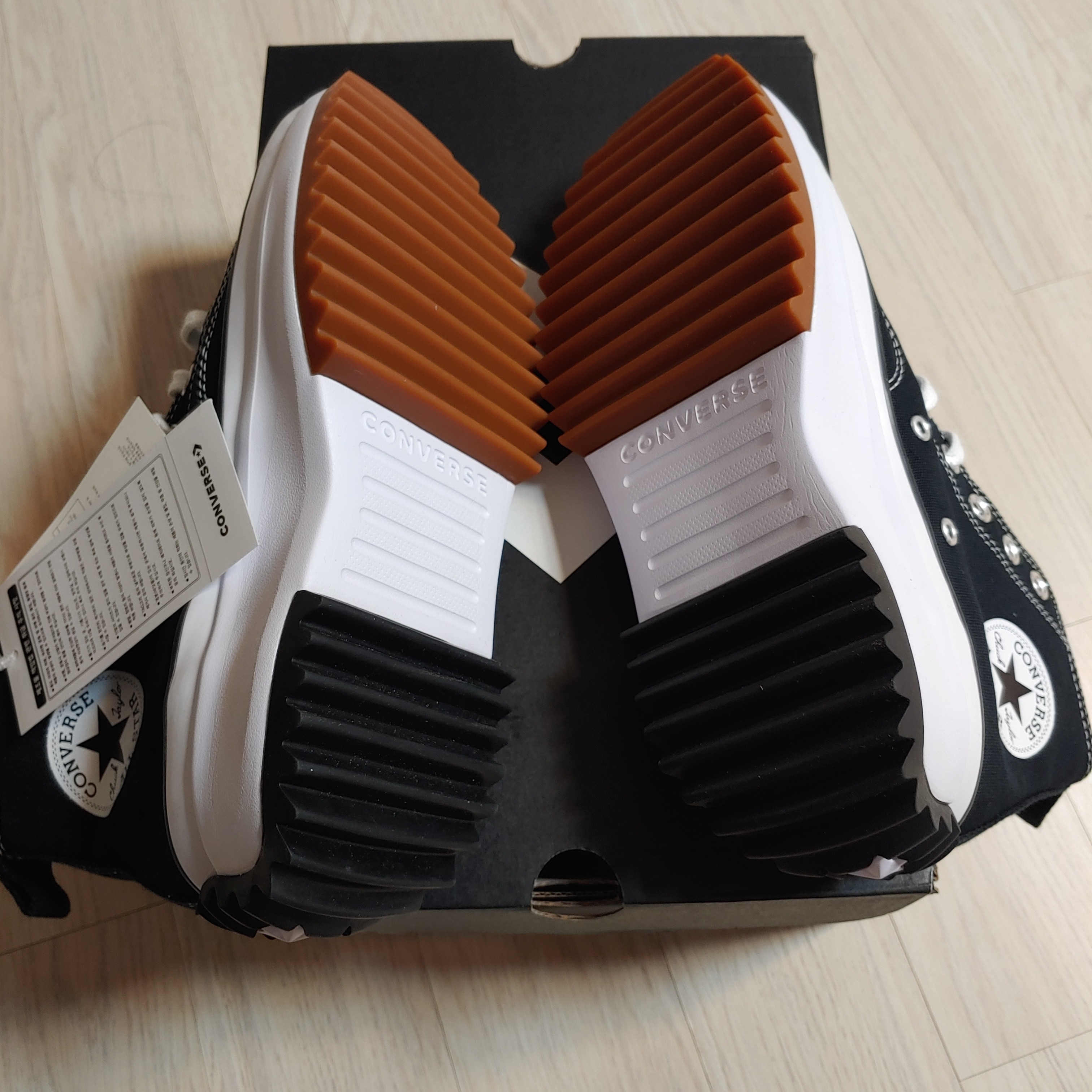Converse Run Star Hike Hi Black White Gum 착용 스타일 - 5