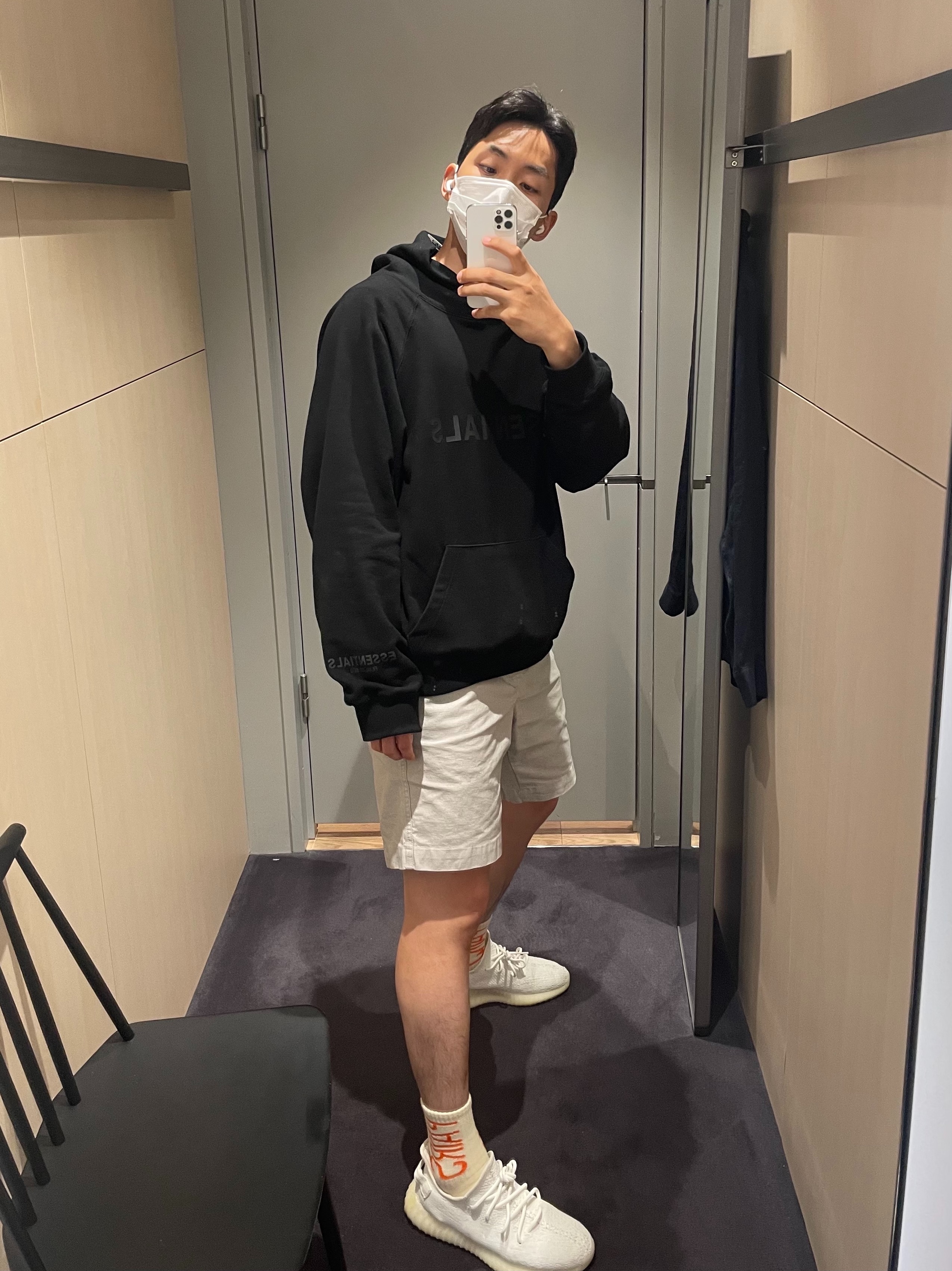 Adidas Yeezy Boost 350 V2 Cream/Triple White, Essentials 3D Silicon Applique Pullover Hoodie Dark Slate/Black 2020 착용 스타일