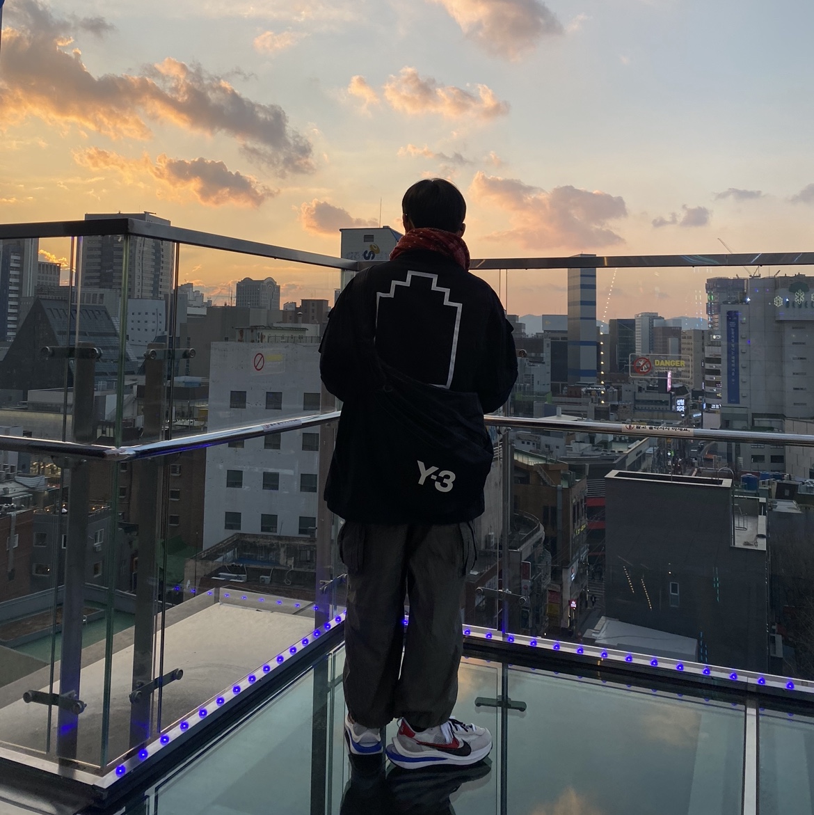 Nike x Sacai VaporWaffle Royal Fuchsia 착용 스타일 - 3