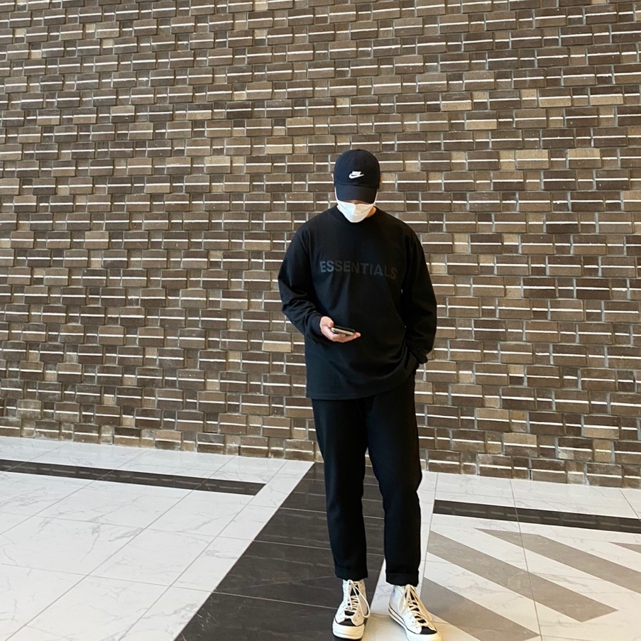Converse x Fear of God Essentials Chuck 70 Hi Natural 2020, Essentials Pull-Over Crewneck Sweatshirt Black - 21SS 착용 스타일 - 1
