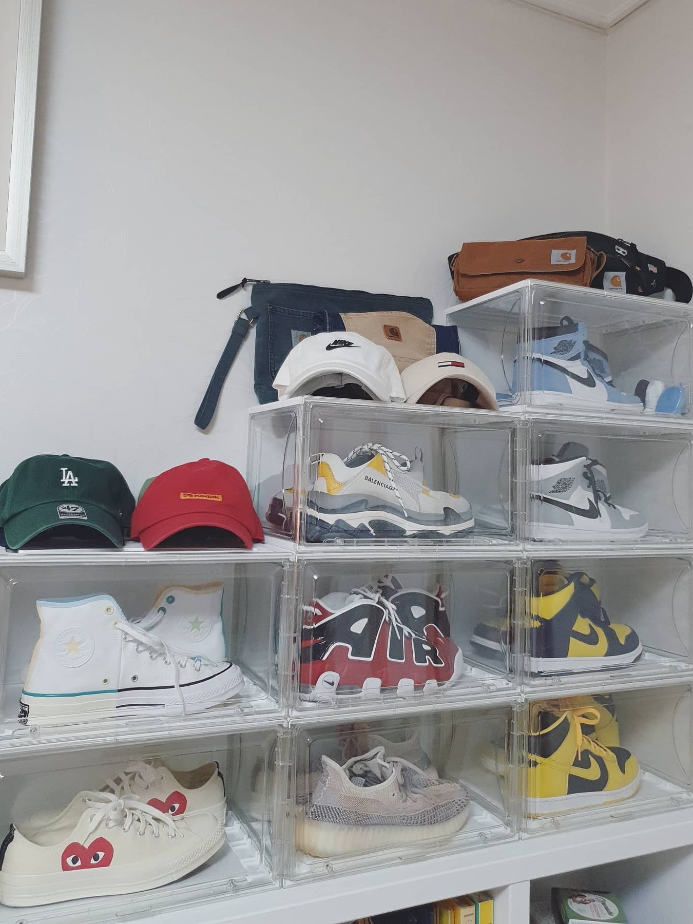 Jordan 1 Retro High OG University Blue, Balenciaga Triple S Bicolor White Light Grey Yellow 2018 착용 스타일 - 1