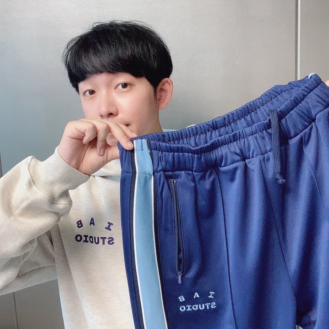 IAB Studio Hoodie Oatmeal Gray - 21SS, IAB Studio Track Pants Navy - 21SS 착용 스타일