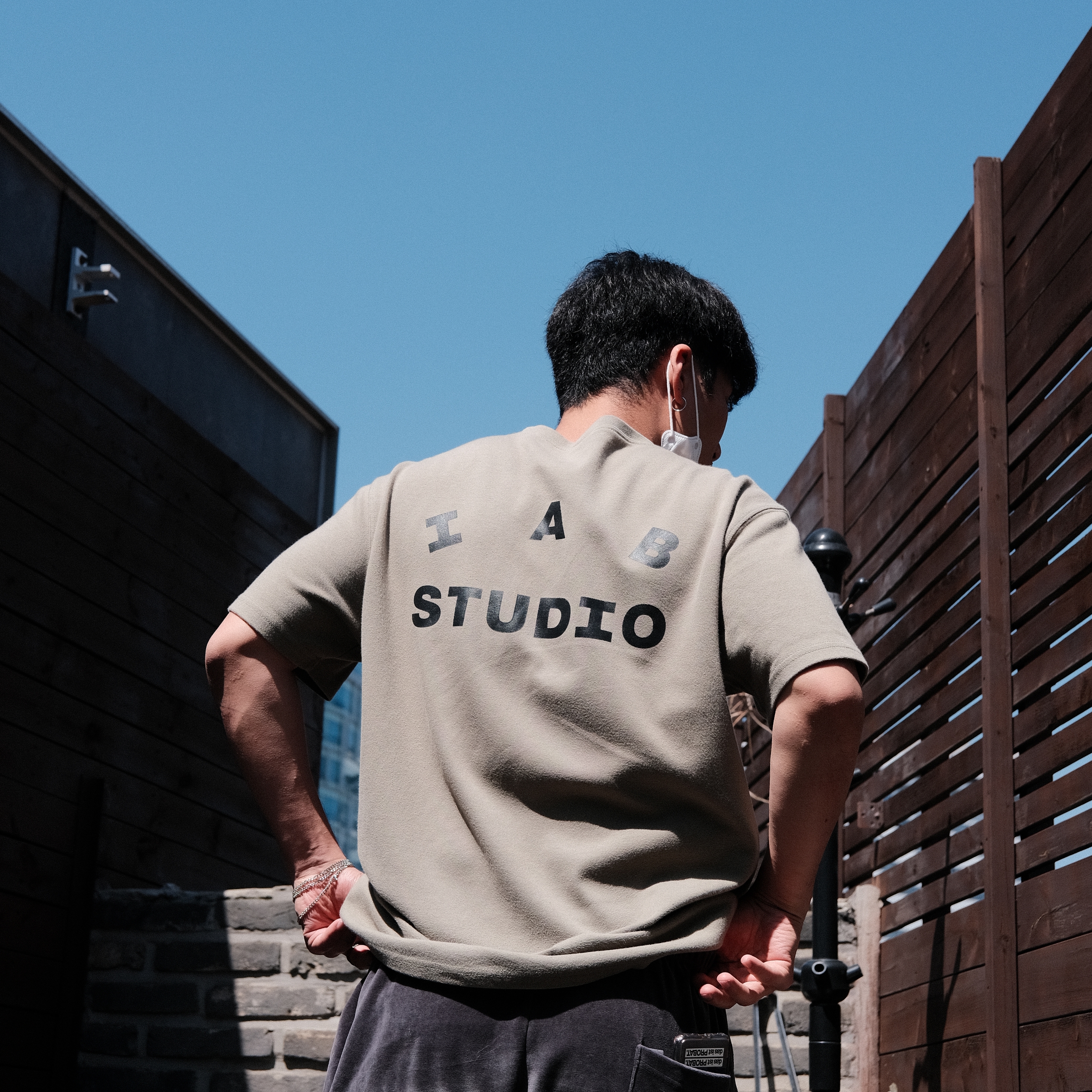 Converse Run Star Hike Hi Black White Gum, IAB Studio T-Shirt Olive Green 착용 스타일 - 2