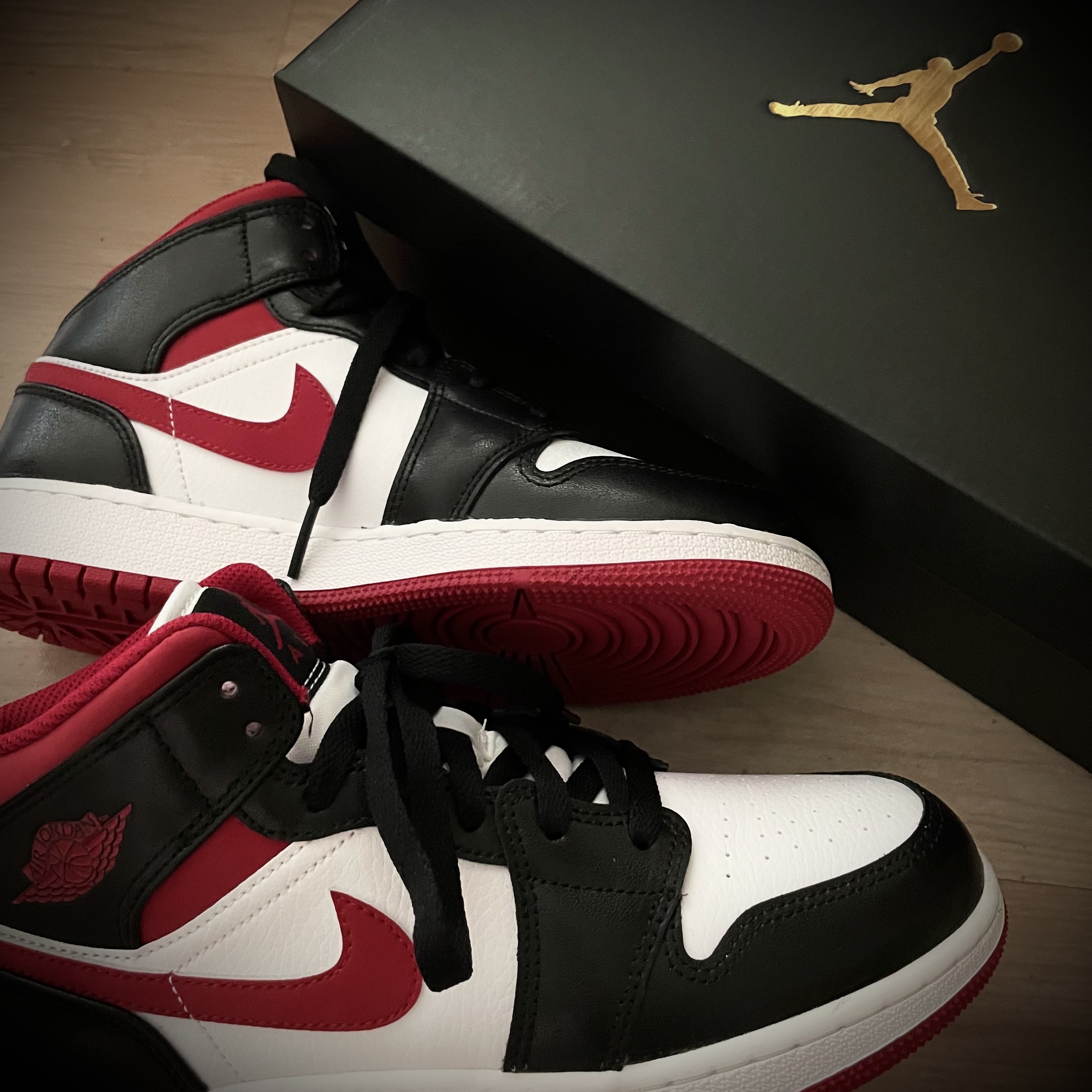Jordan 1 Mid Gym Red Black White 착용 스타일 - 2