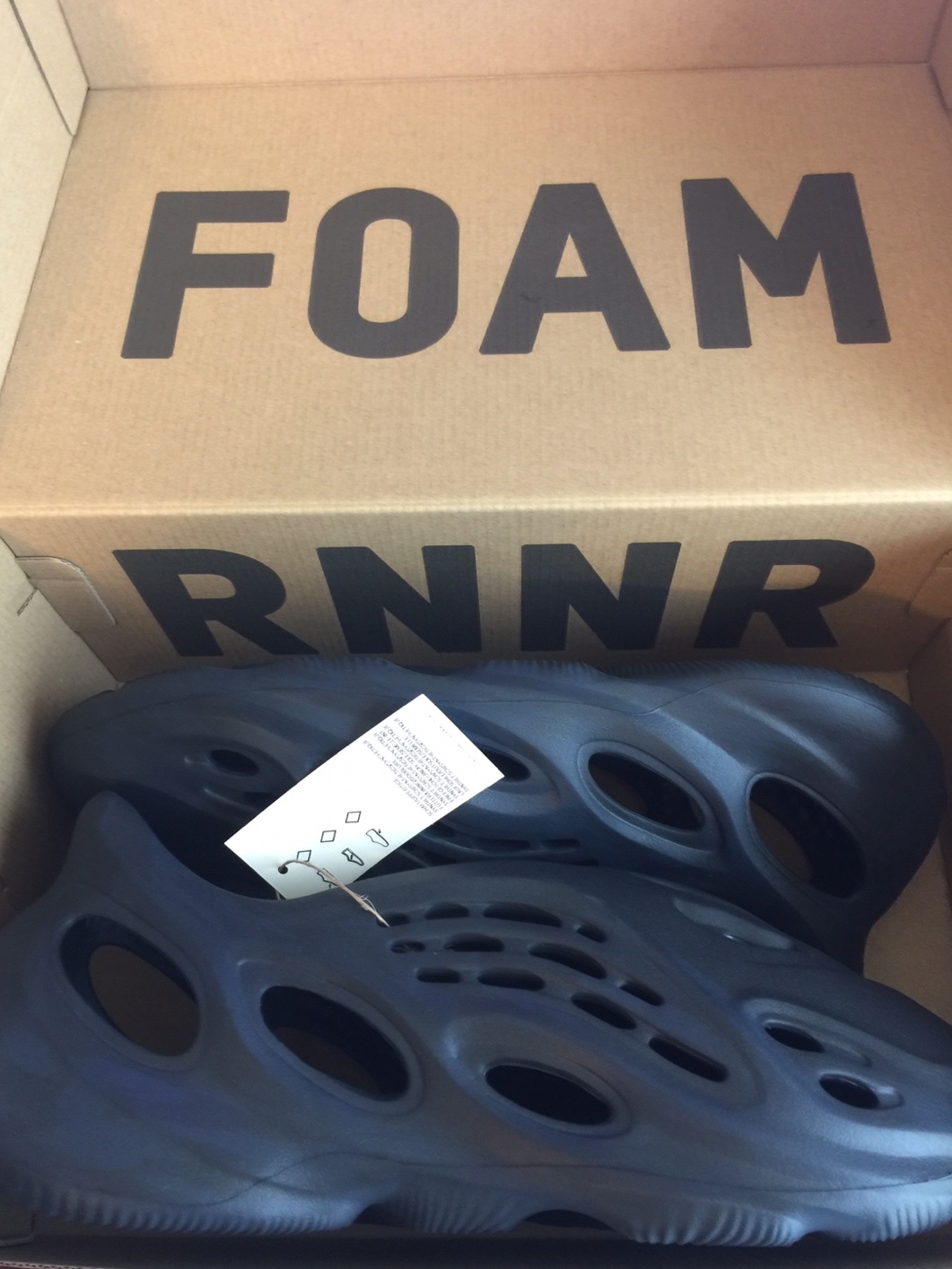 Adidas Yeezy Foam RNNR Mineral Blue 착용 스타일