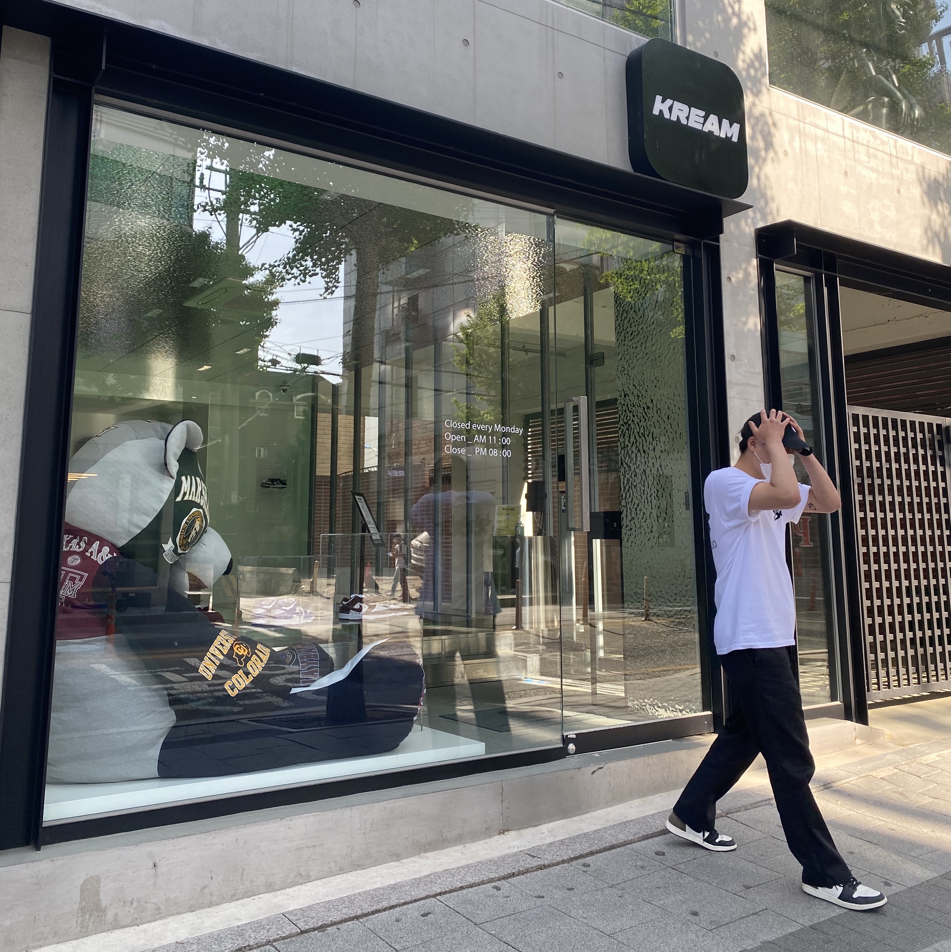 Stussy x CDG Surfman T-Shirt White, Jordan 1 Retro High OG Black Mocha 착용 스타일 - 2