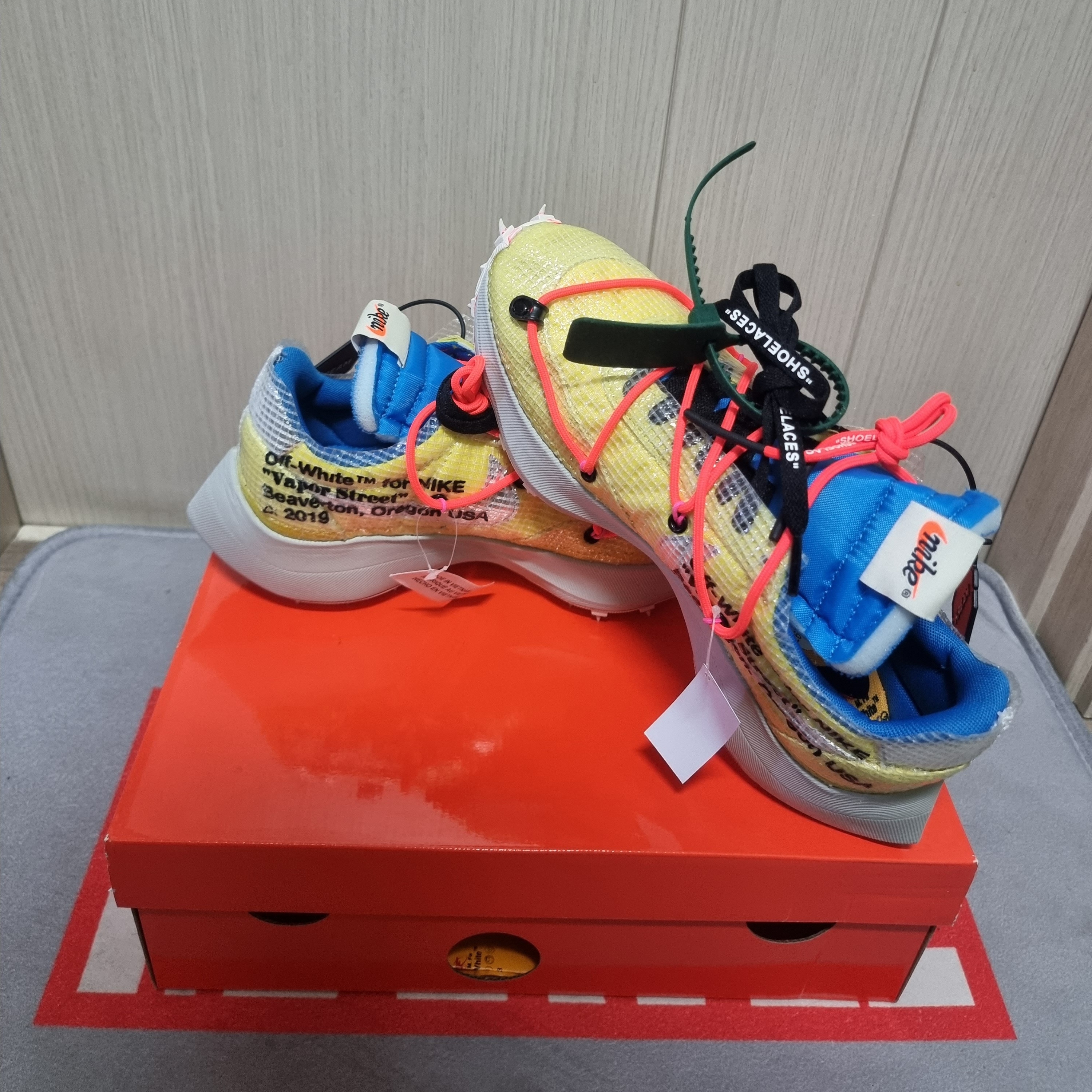 (W) Nike x Off-White Vapor Street Tour Yellow 착용 스타일 - 2