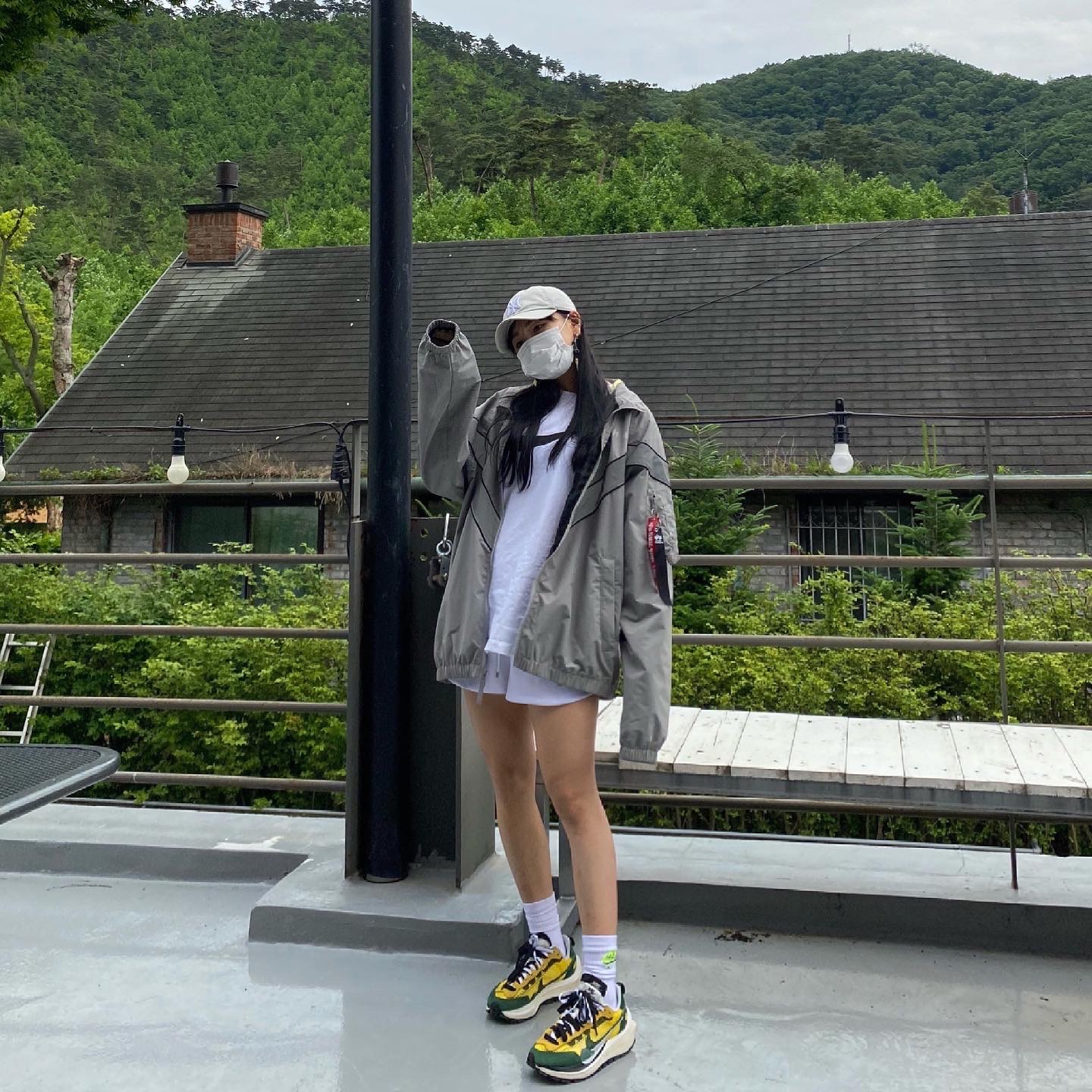 Nike x Sacai VaporWaffle Tour Yellow & Gorge Green Sail, Nike x Kim Jones Crew Socks White (2 Pack) 착용 스타일