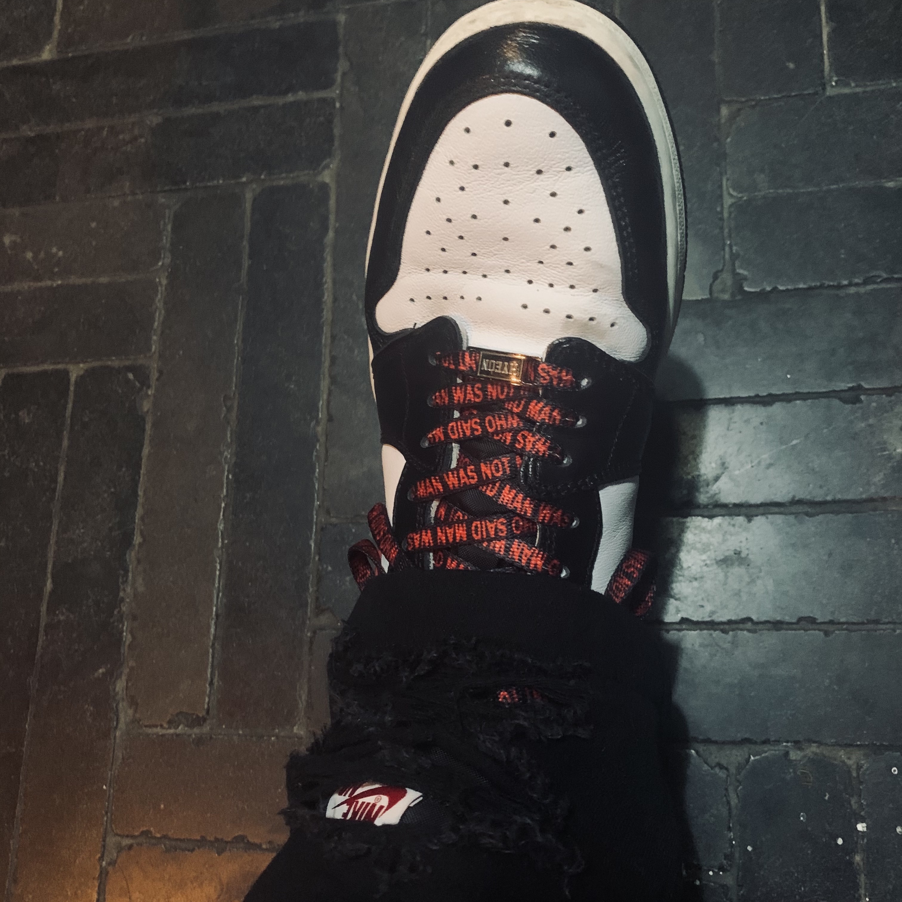 (W) Jordan 1 Retro High OG Silver Toe, Jordan 1 Retro High OG Gym Red 착용 스타일 - 2