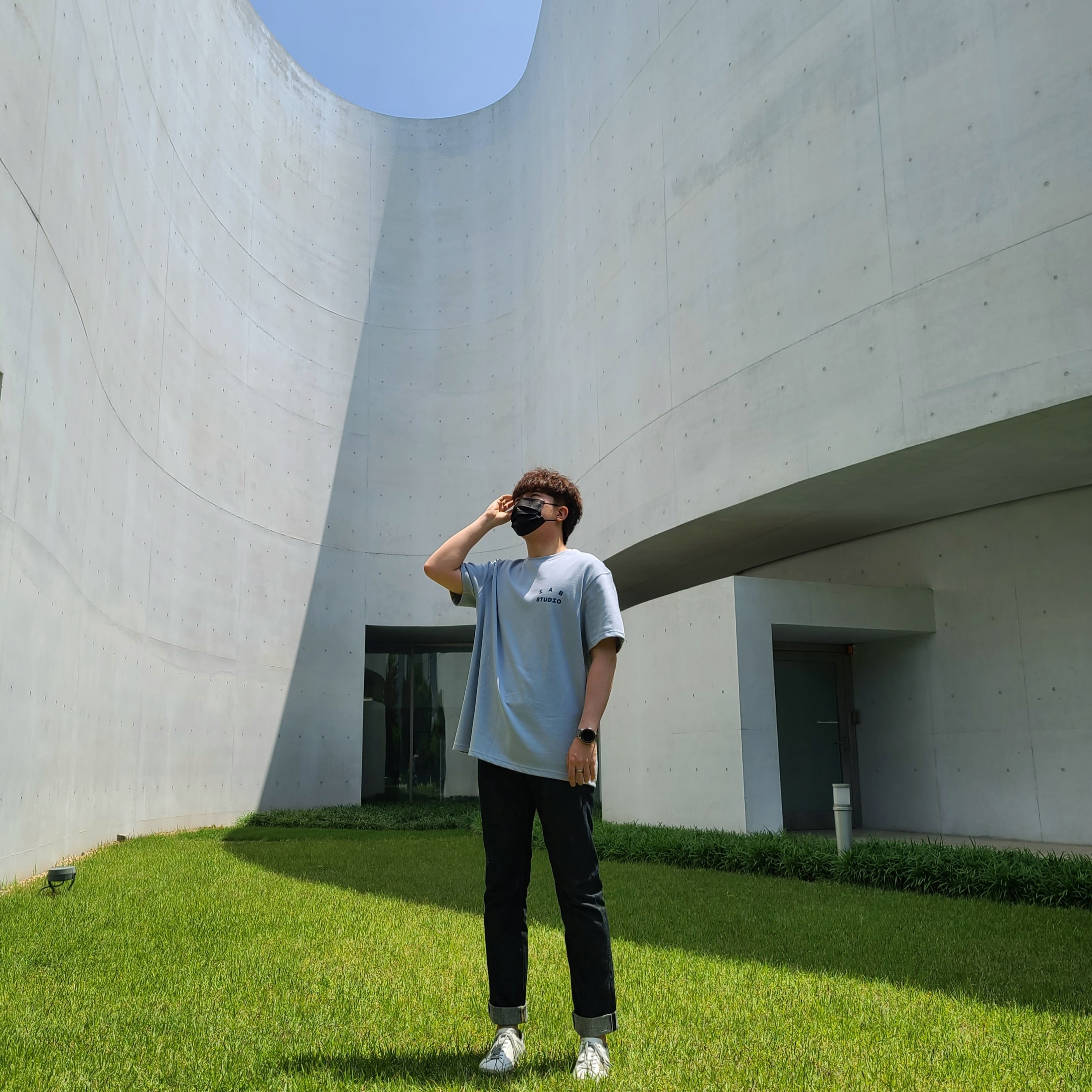 IAB Studio T-Shirt Ash Blue - 21SS, (W) Golden Goose Superstar White Silver Heel Tab Sneakers 착용 스타일 - 1