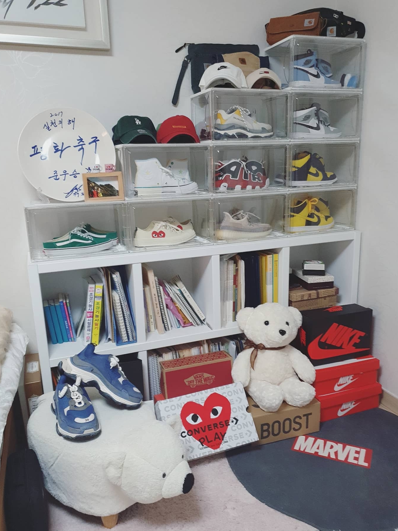 Jordan 1 Retro High OG University Blue, Balenciaga Triple S Bicolor White Light Grey Yellow 2018 착용 스타일 - 3