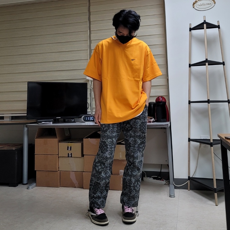 Jordan 1 x Travis Scott Retro Low OG SP Mocha, Nike x Kim Jones Oversized T-Shirt Circuit Orange - US/EU 착용 스타일