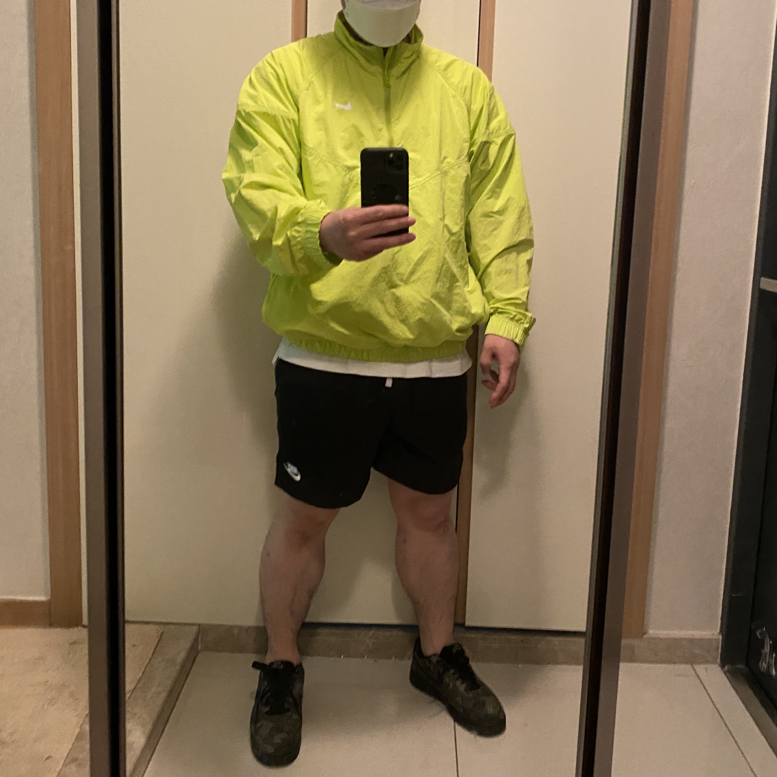 Nike x Stussy Windrunner Jacket Bright Cactus, Nike Air Force 1 Low Reflective Woodland Camo 착용 스타일