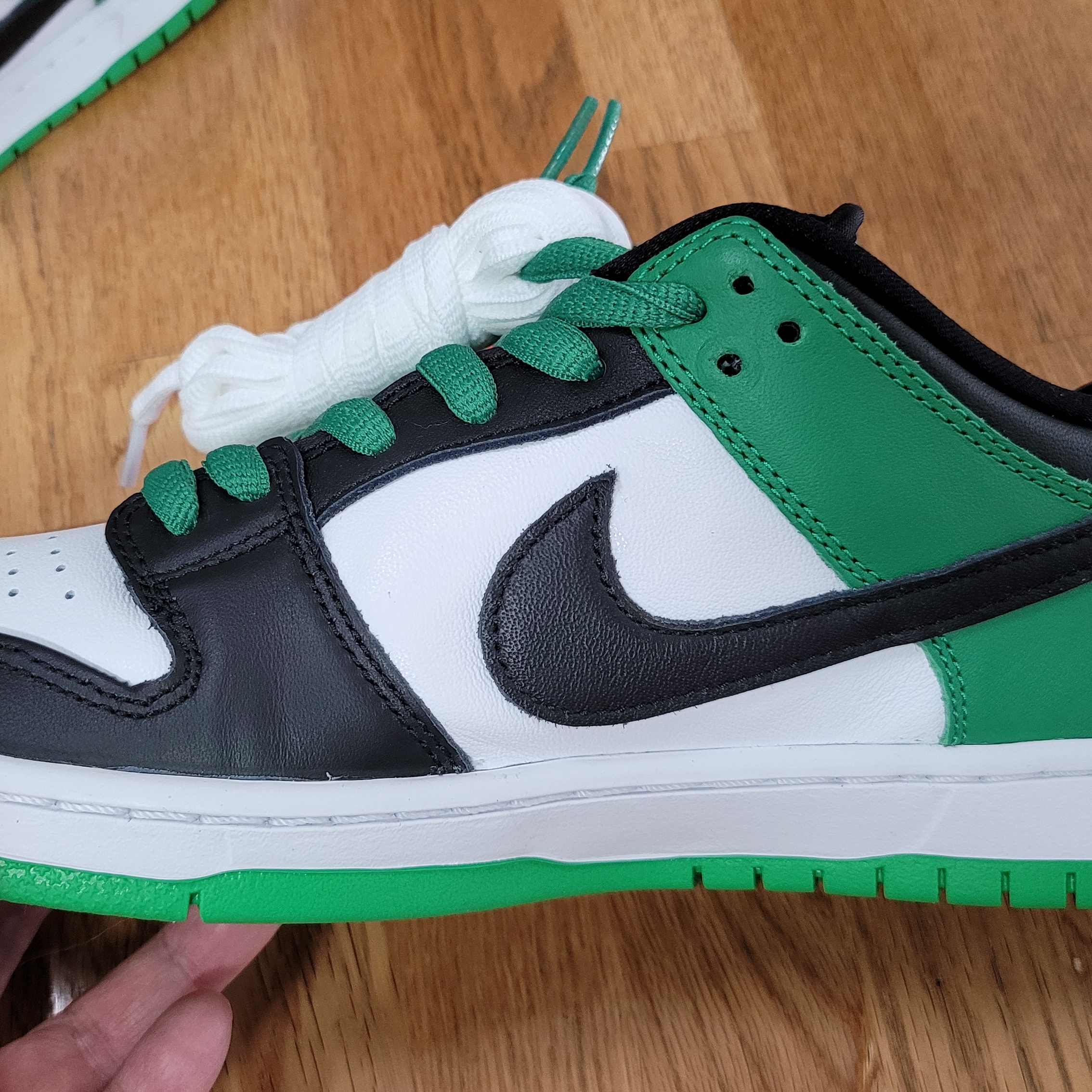 Nike SB Dunk Low Pro Black and Classic Green 착용 스타일 - 1