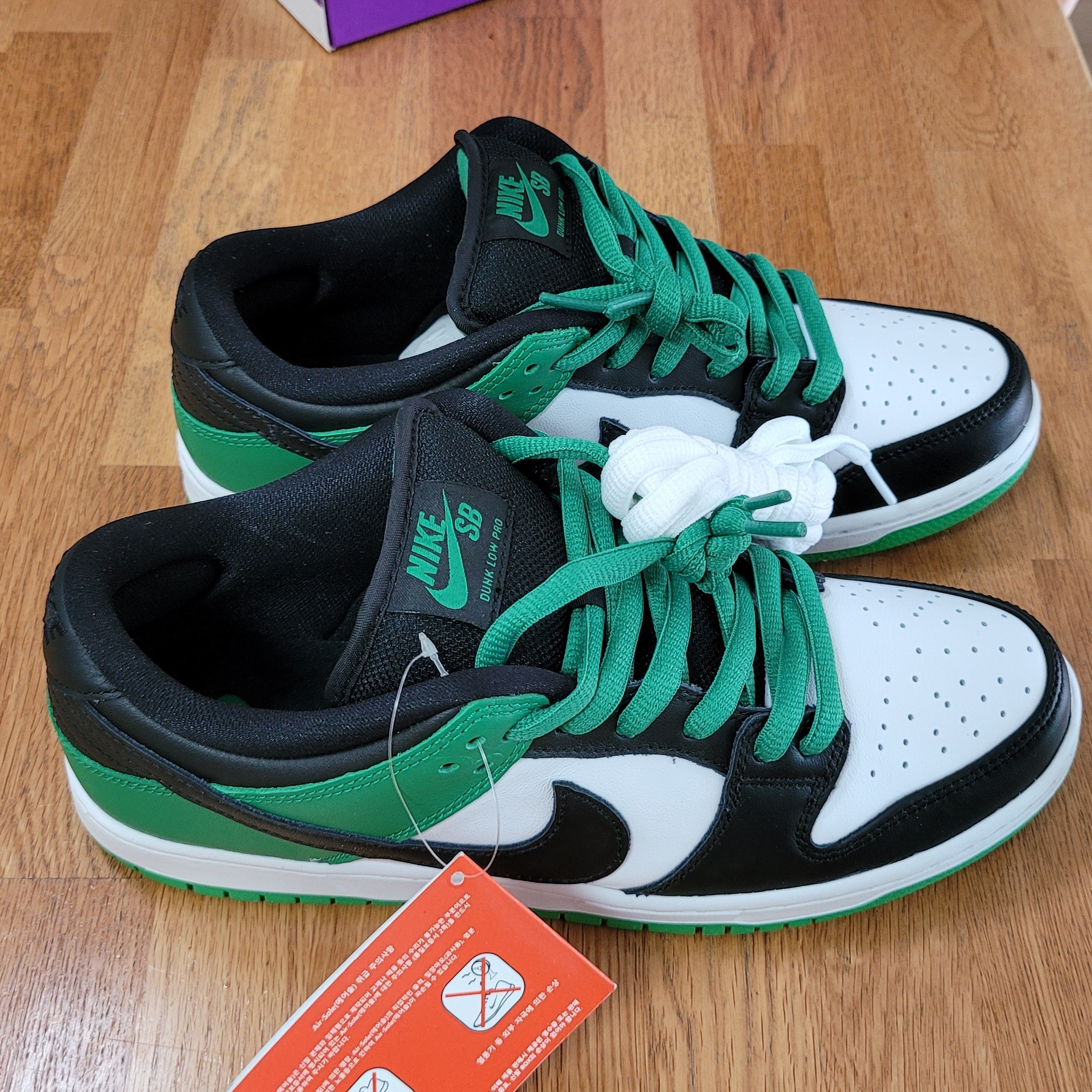 Nike SB Dunk Low Pro Black and Classic Green 착용 스타일 - 2